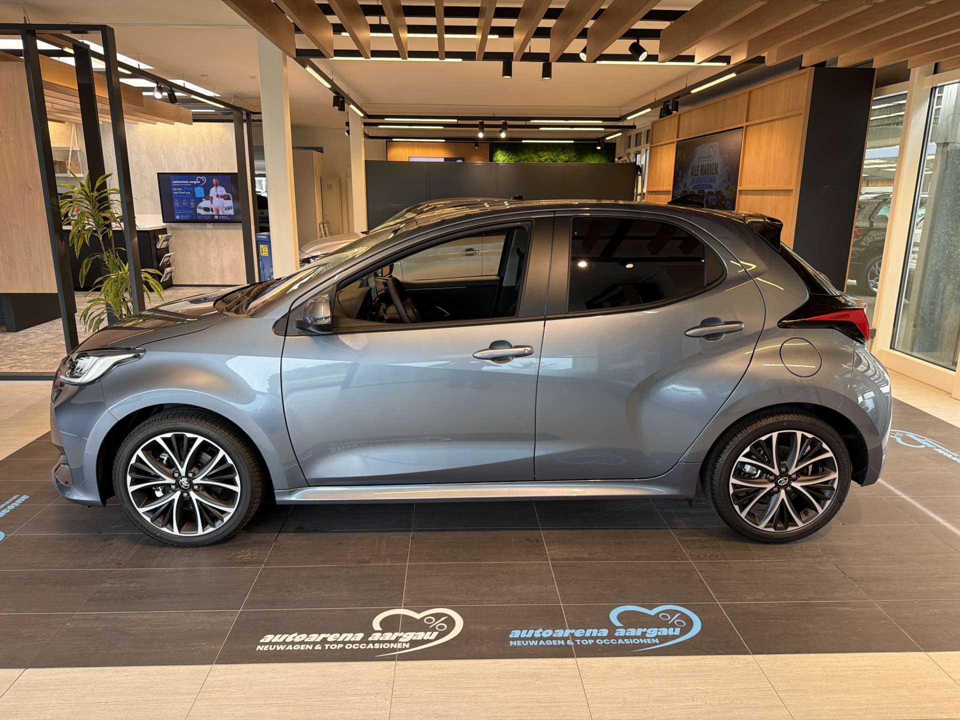 TOYOTA Yaris 1.5 Active Plus+ e-CVT Automat-image-13