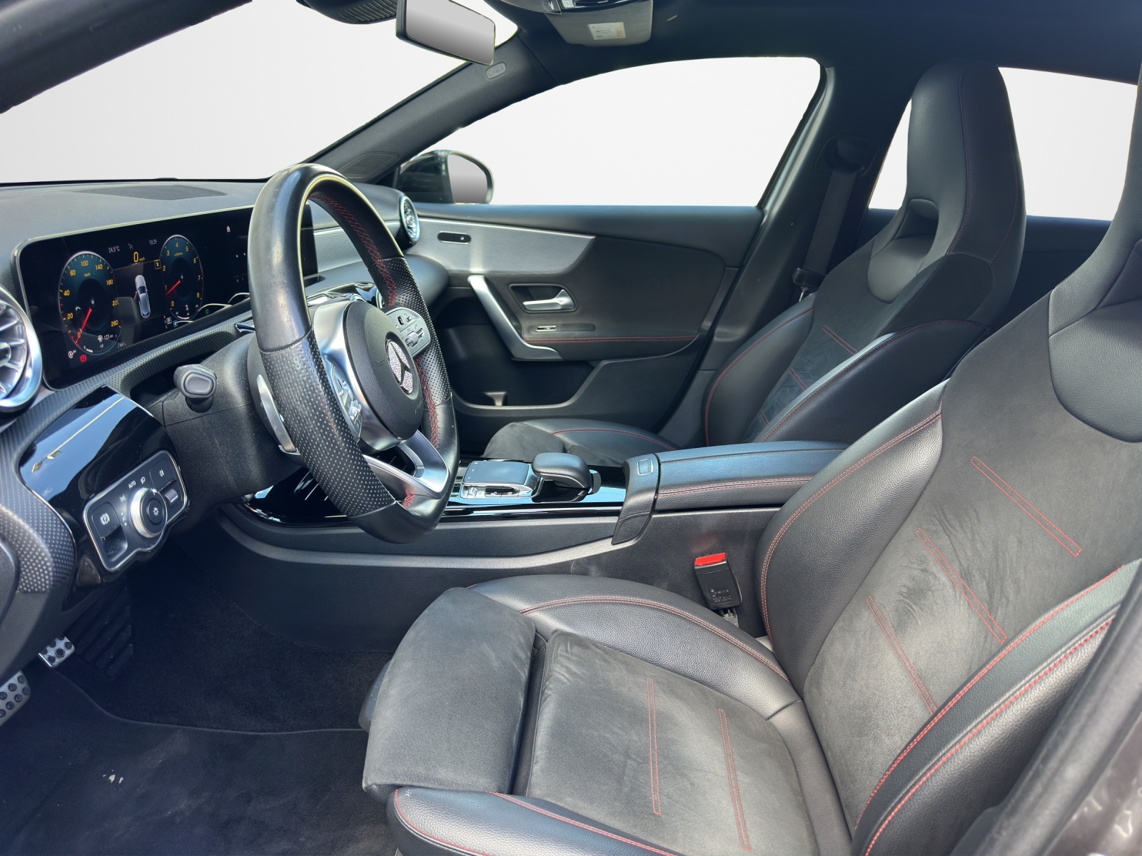 MERCEDES-BENZ A 220 AMG Line 7G-DCT-image-8