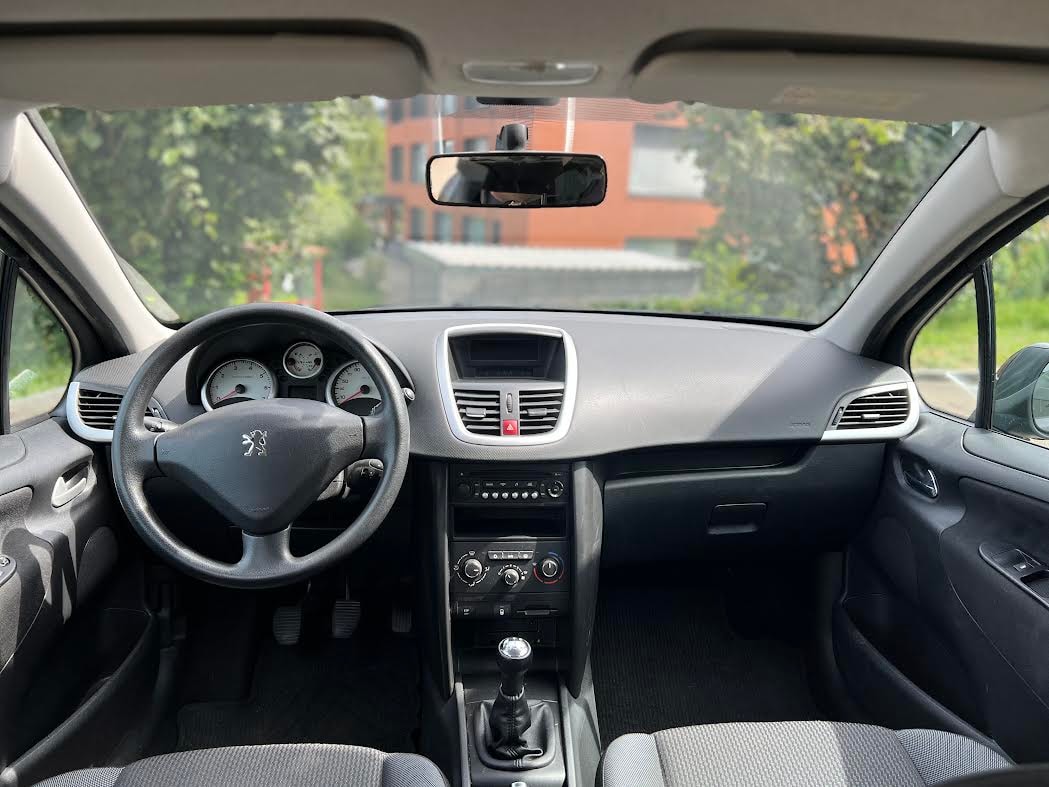PEUGEOT 207 1.4 16V Allure-image-7