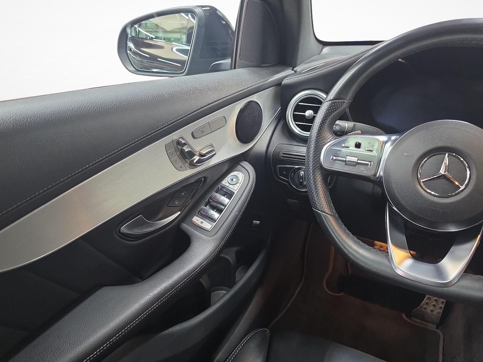 MERCEDES-BENZ GLC 300 4MATIC Coupé AMG Line-image-12