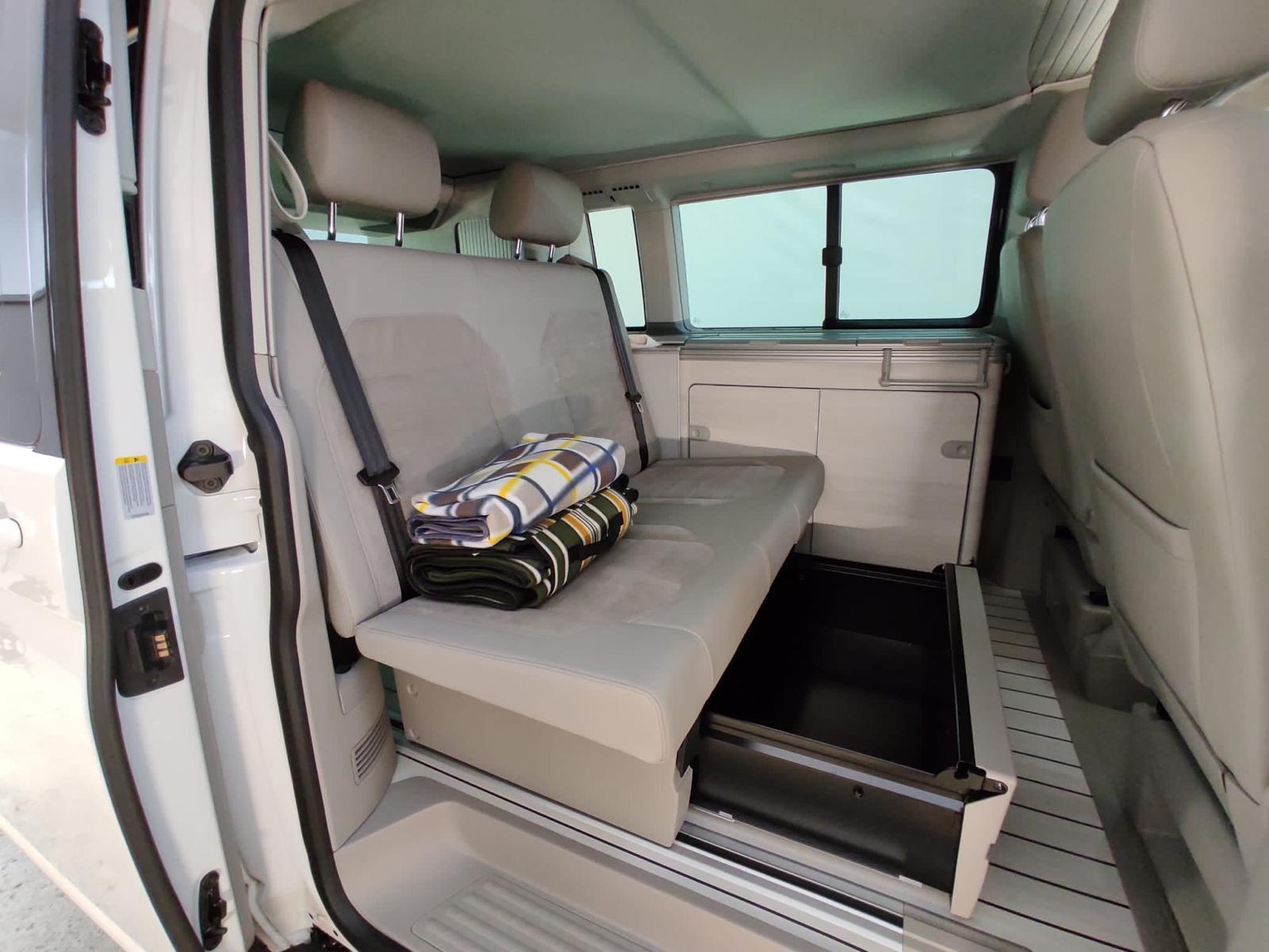VW T6 CALIFORNIA 2.0 TDI OCEAN WHITE DSG AUTOMAT + AUFSTELLDACH + KM 65`000 + WIE NEU + SEHR SAUBER + GEPFLEGT. MIT KÜCHE. MIT AHK.-image-2