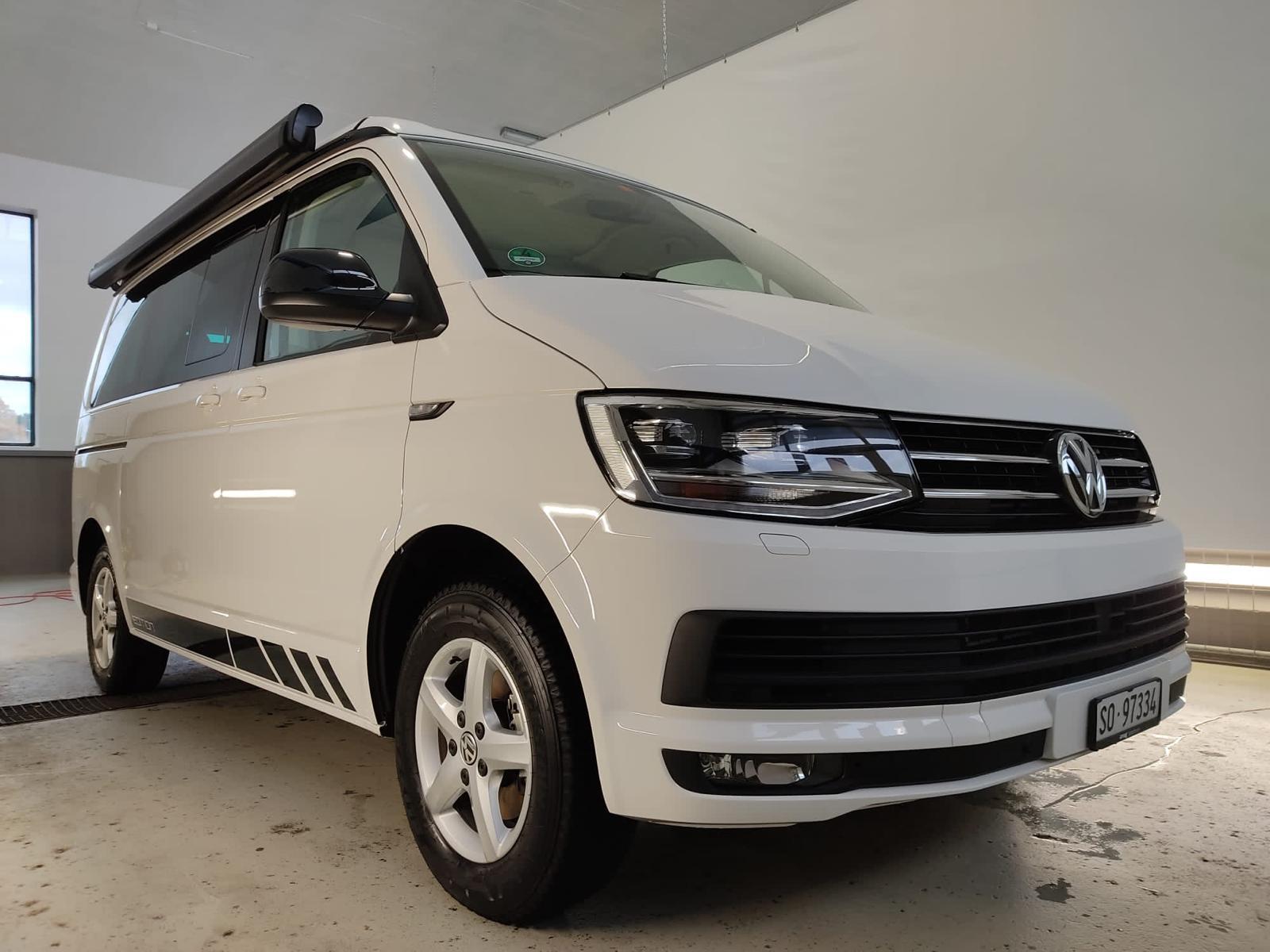 VW T6 CALIFORNIA 2.0 TDI OCEAN WHITE DSG AUTOMAT + AUFSTELLDACH + KM 65`000 + WIE NEU + SEHR SAUBER + GEPFLEGT. MIT KÜCHE. MIT AHK.-image-0