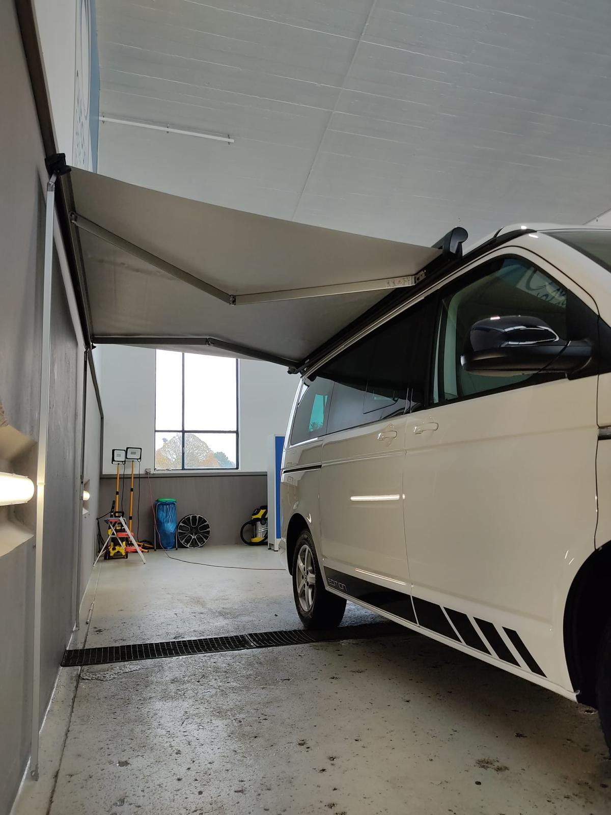 VW T6 CALIFORNIA 2.0 TDI OCEAN WHITE DSG AUTOMAT + AUFSTELLDACH + KM 65`000 + WIE NEU + SEHR SAUBER + GEPFLEGT. MIT KÜCHE. MIT AHK.-image-4