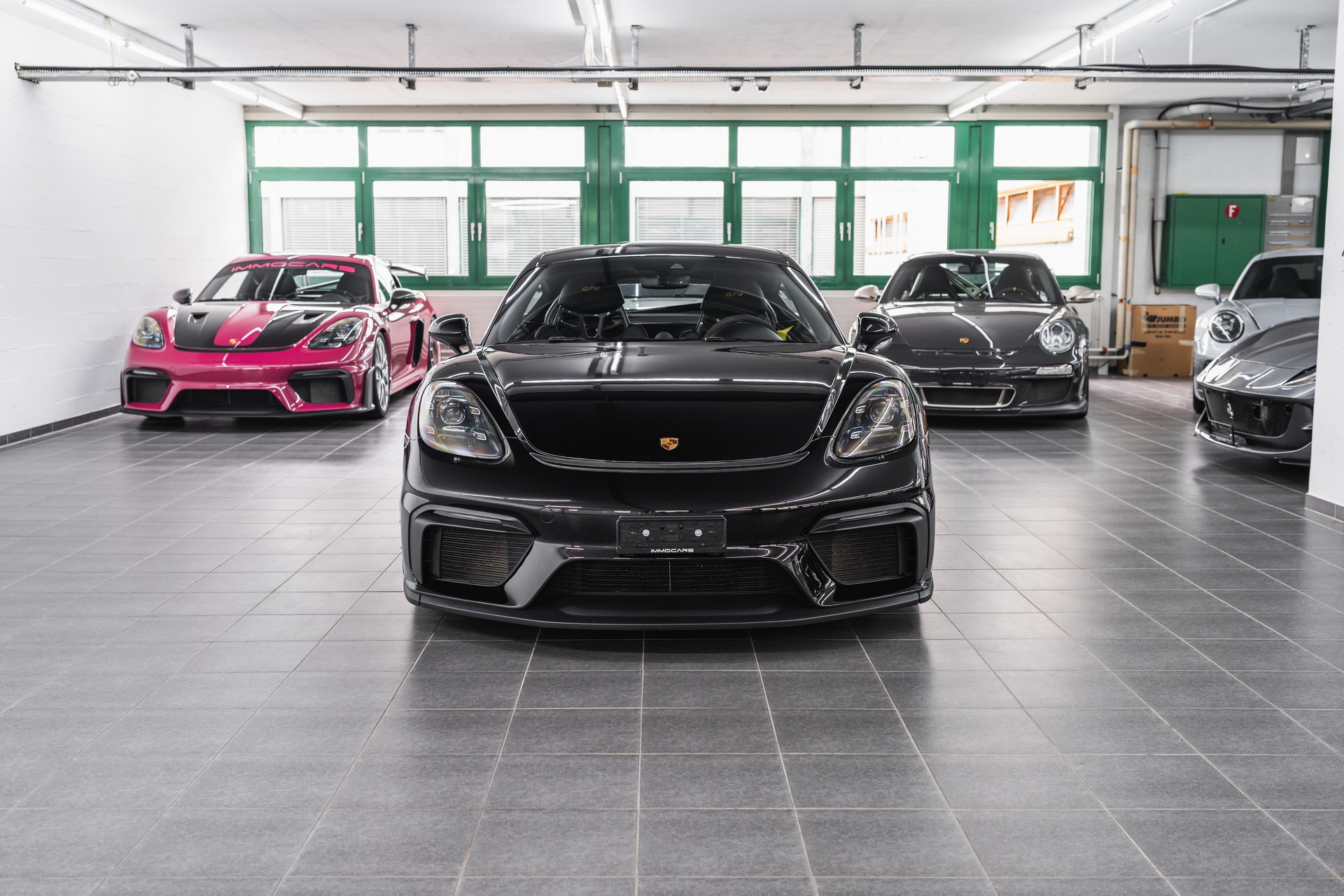 PORSCHE 718 Cayman GT4-showroom-element-1