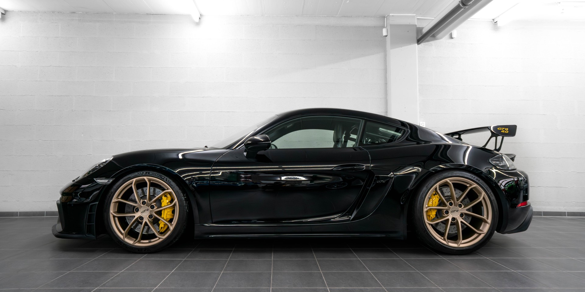 PORSCHE 718 Cayman GT4-image-3