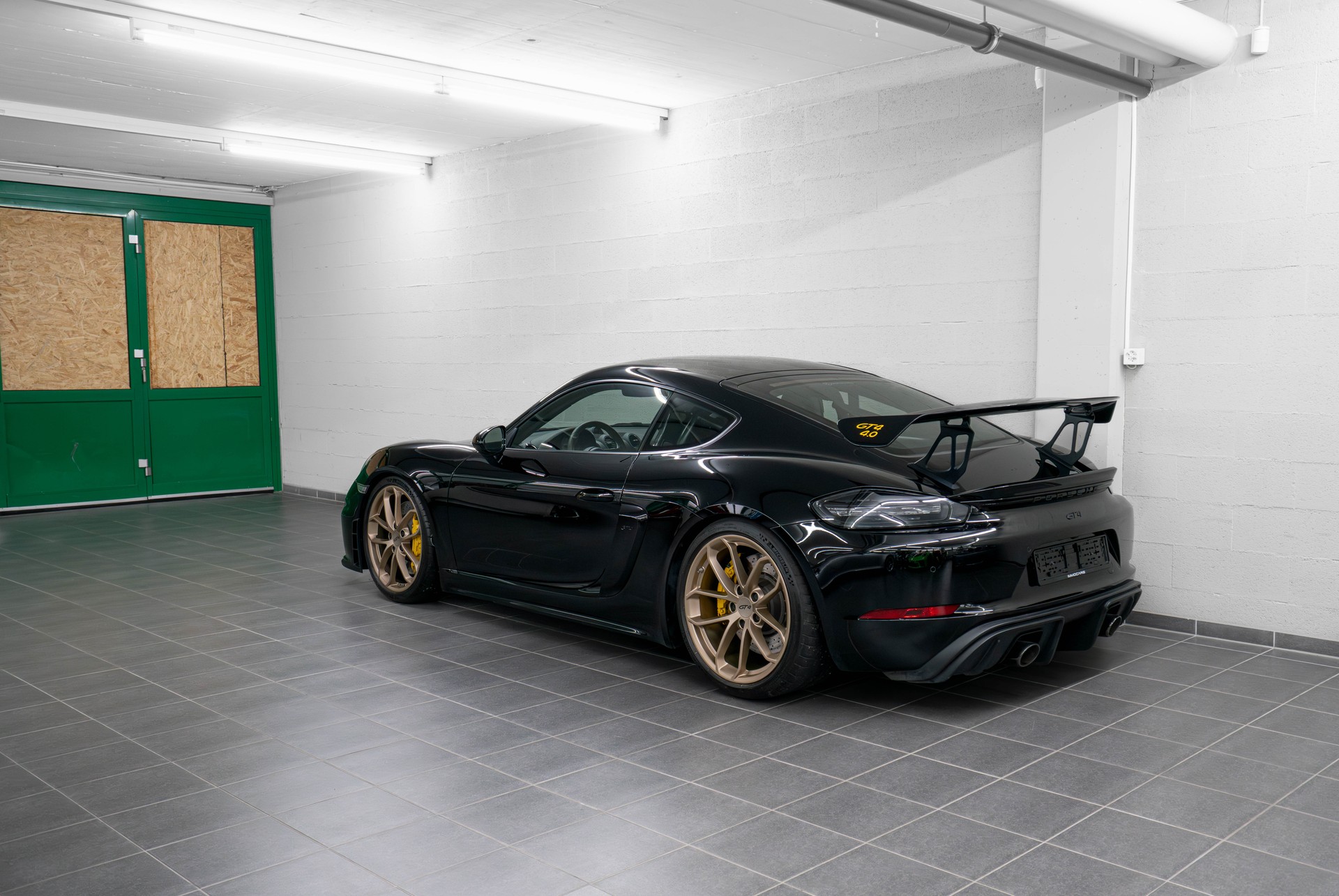 PORSCHE 718 Cayman GT4-image-4