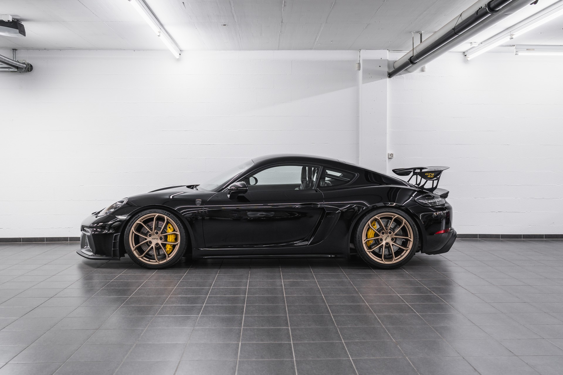 PORSCHE 718 Cayman GT4-showroom-element-3