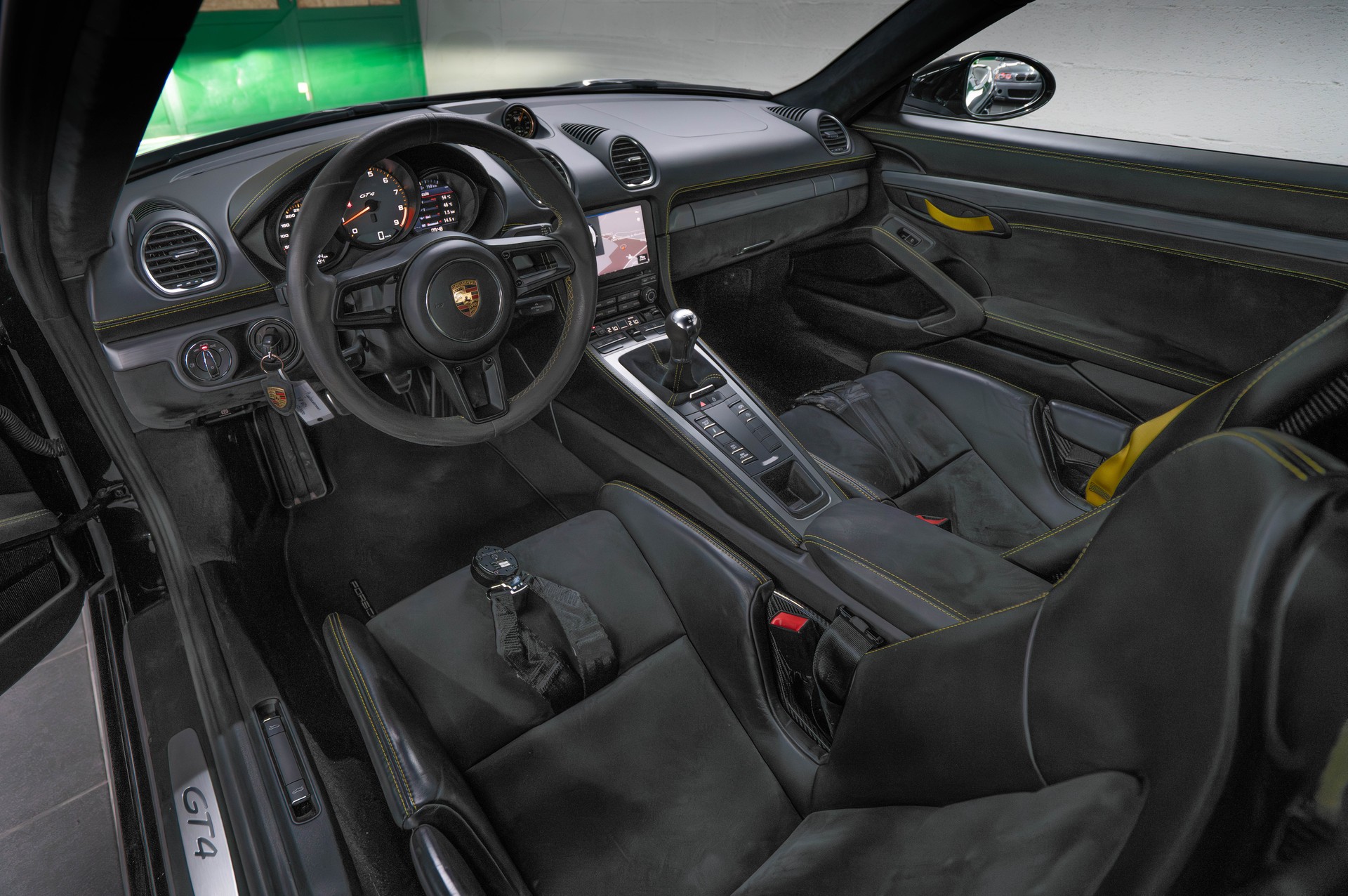 PORSCHE 718 Cayman GT4-image-9