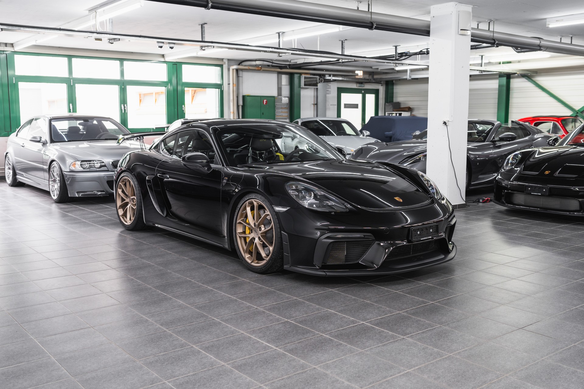PORSCHE 718 Cayman GT4-showroom-element-2