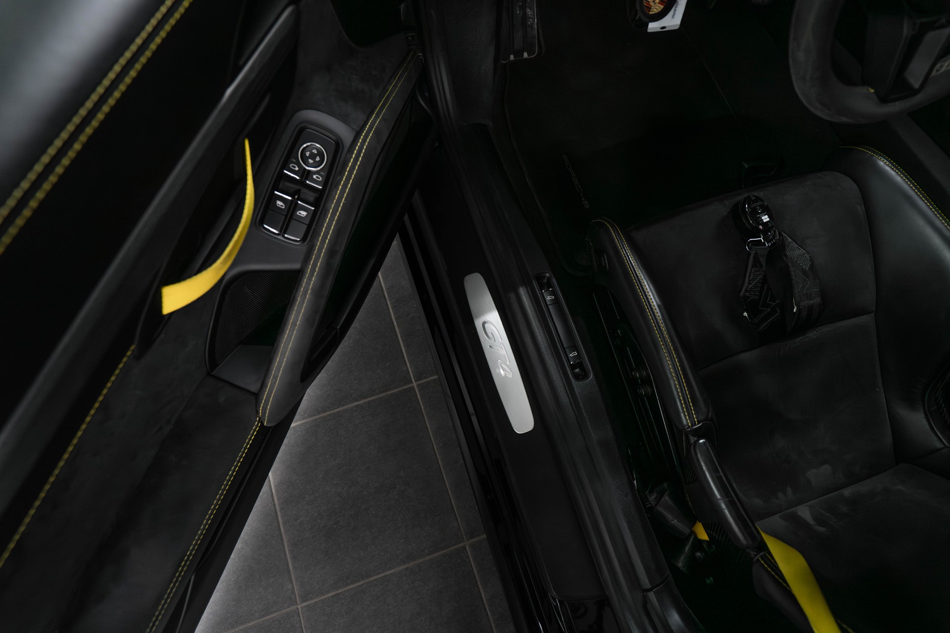 PORSCHE 718 Cayman GT4-image-12
