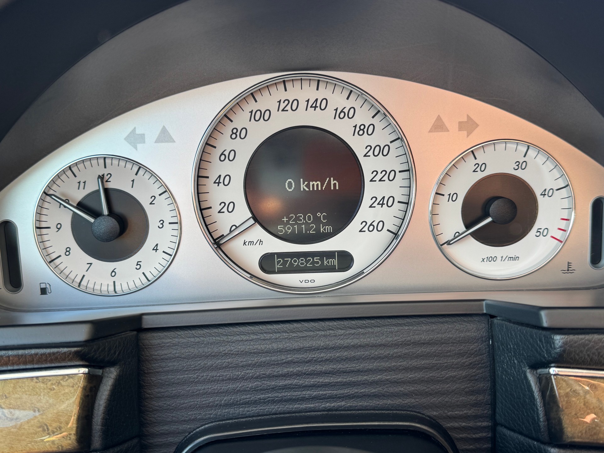 MERCEDES-BENZ E 320 CDI-image-15
