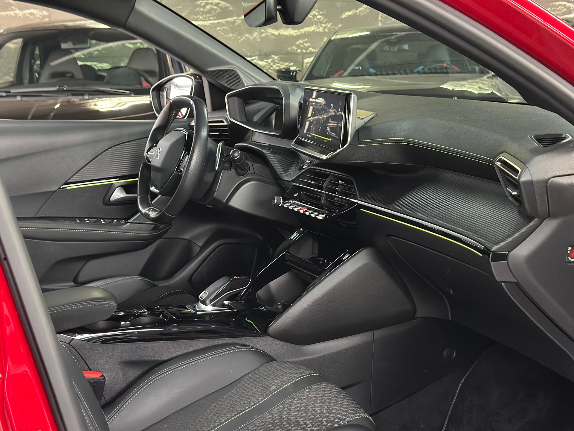 PEUGEOT 208 1.2 PureTech GT Line-image-6