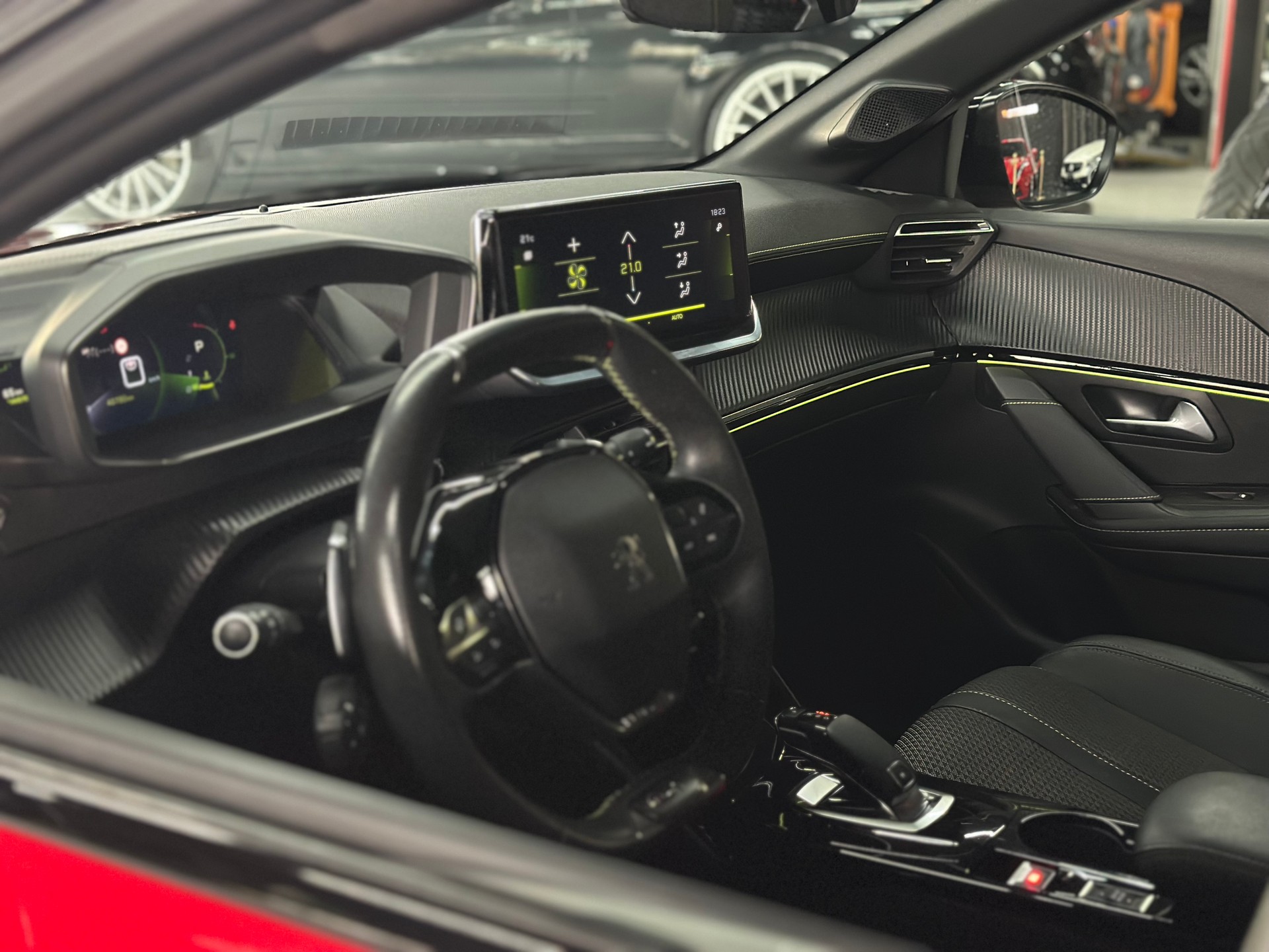 PEUGEOT 208 1.2 PureTech GT Line-image-4