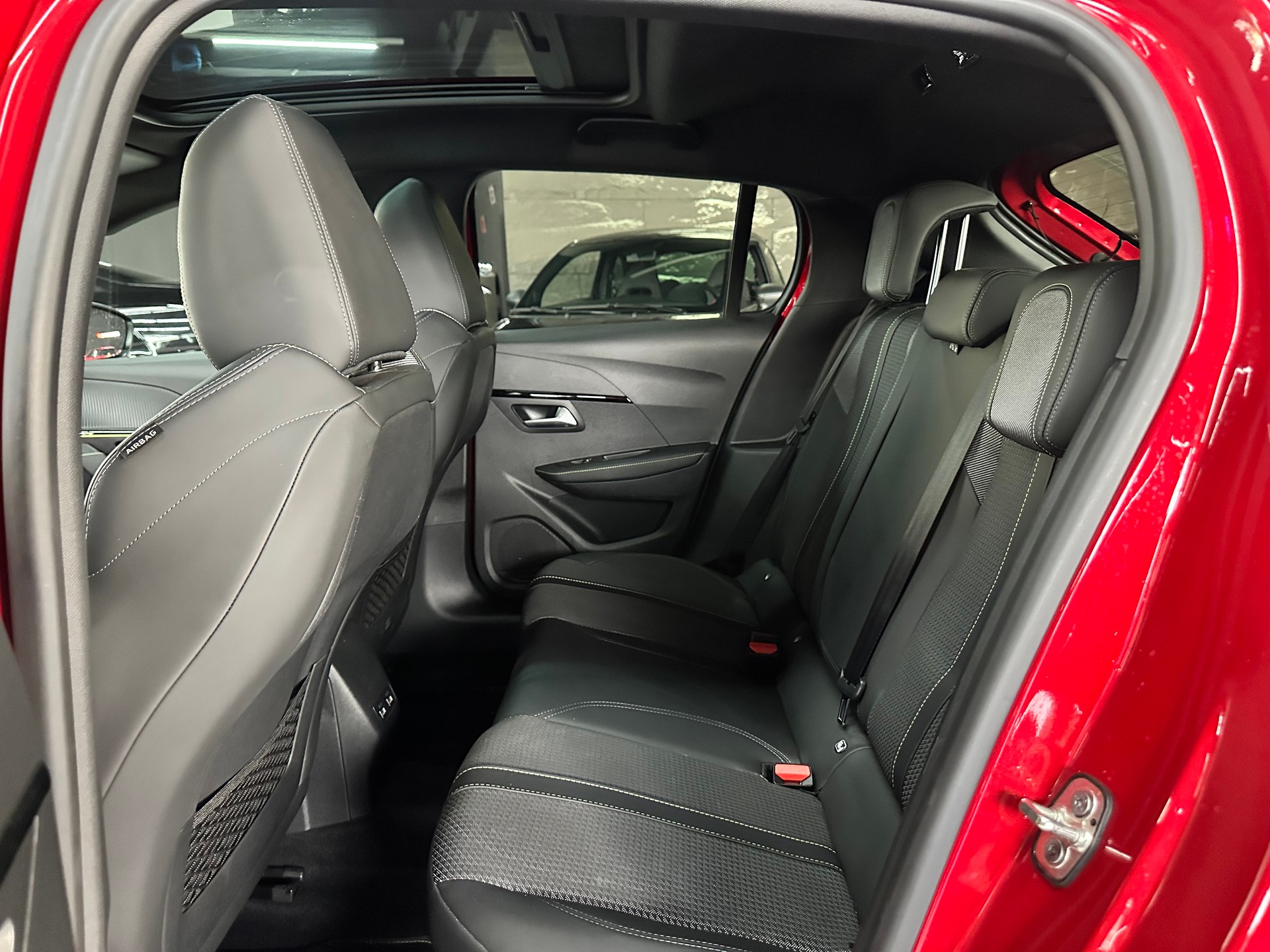 PEUGEOT 208 1.2 PureTech GT Line-image-8