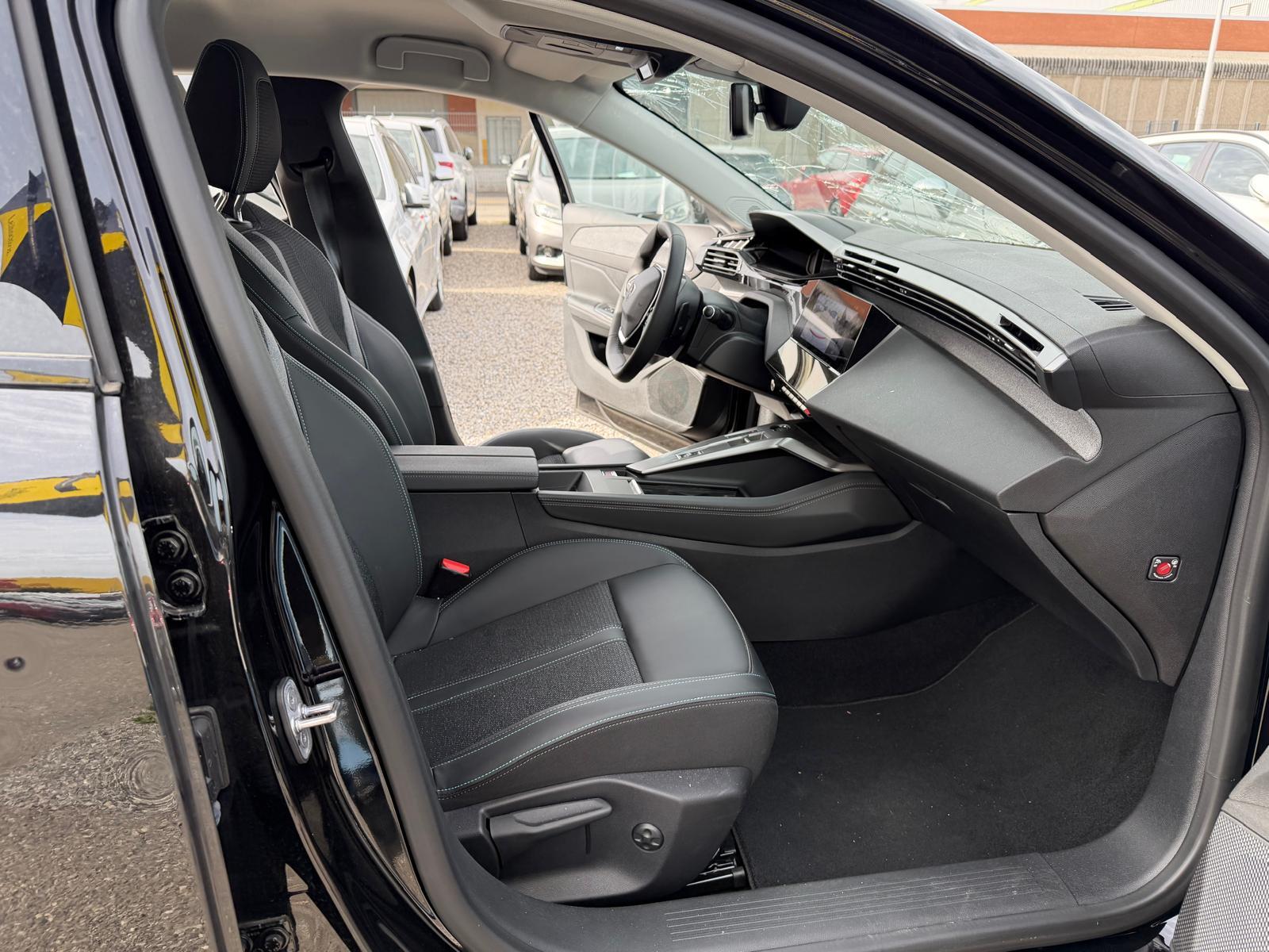 PEUGEOT 308 SW 1.2 PureTech Allure-image-10