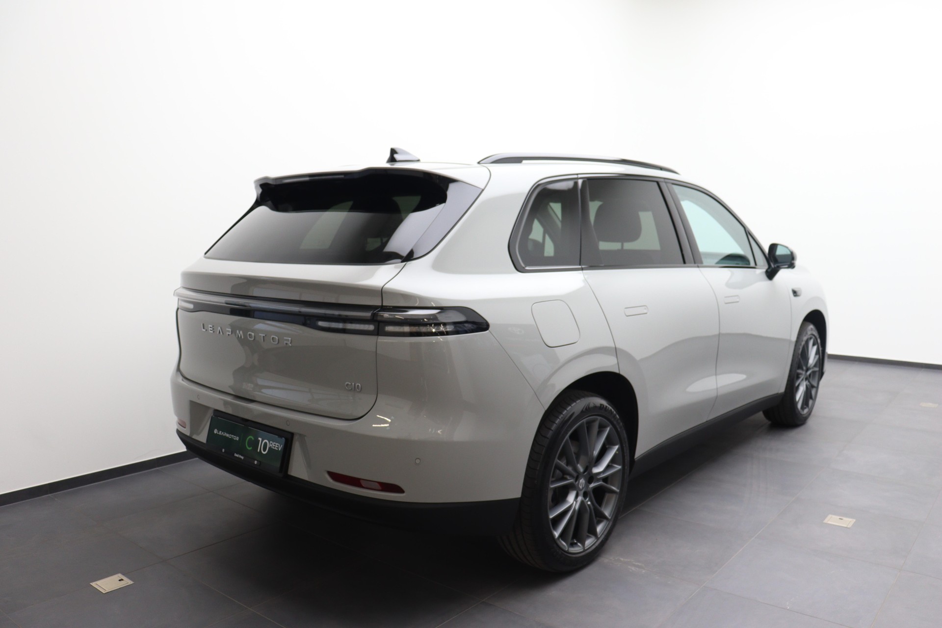 LEAPMOTOR C10 EV AWD-image-2