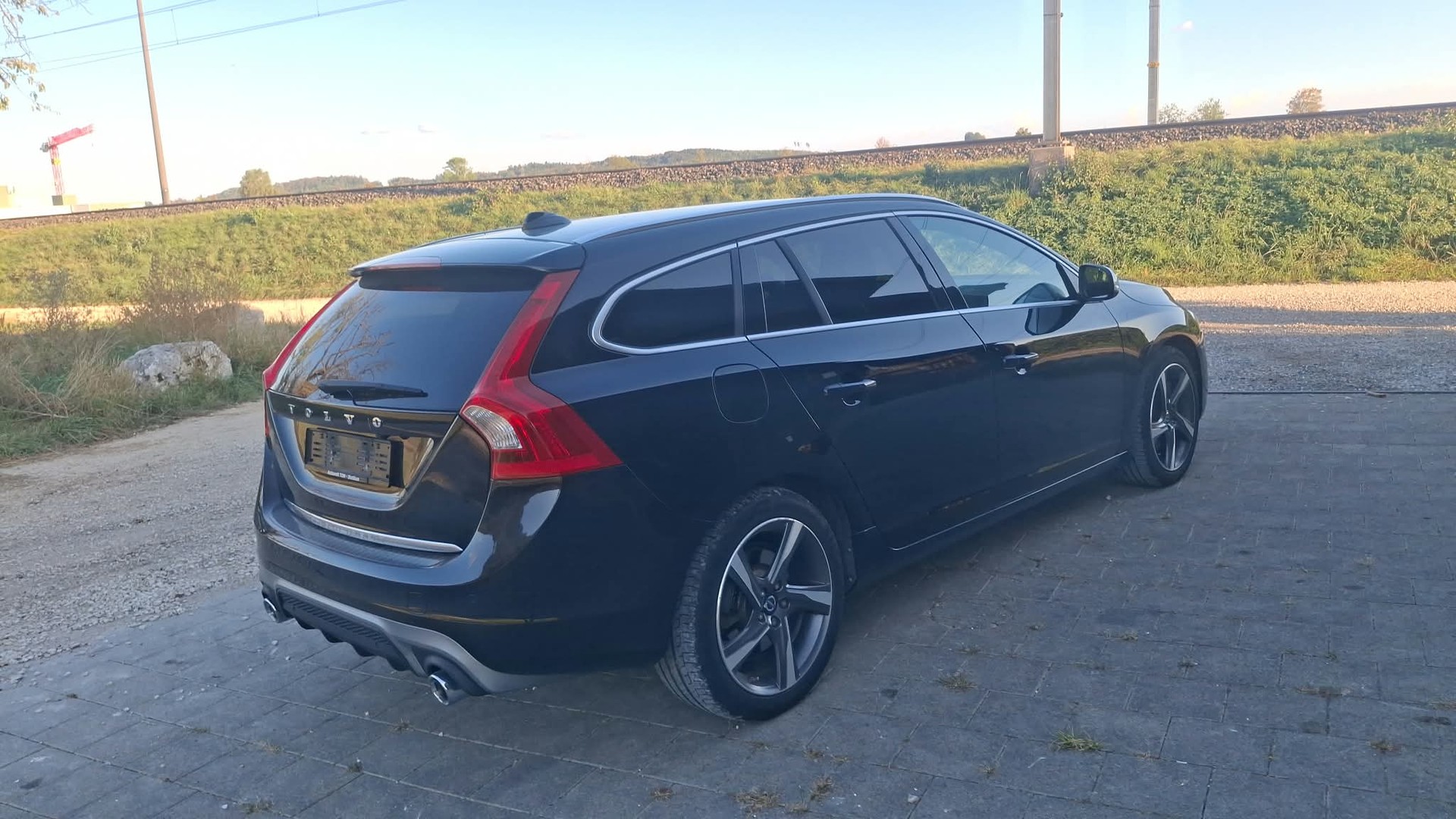 VOLVO V60 D6 AWD Plug-in Hybrid Momentum R-Design-image-3