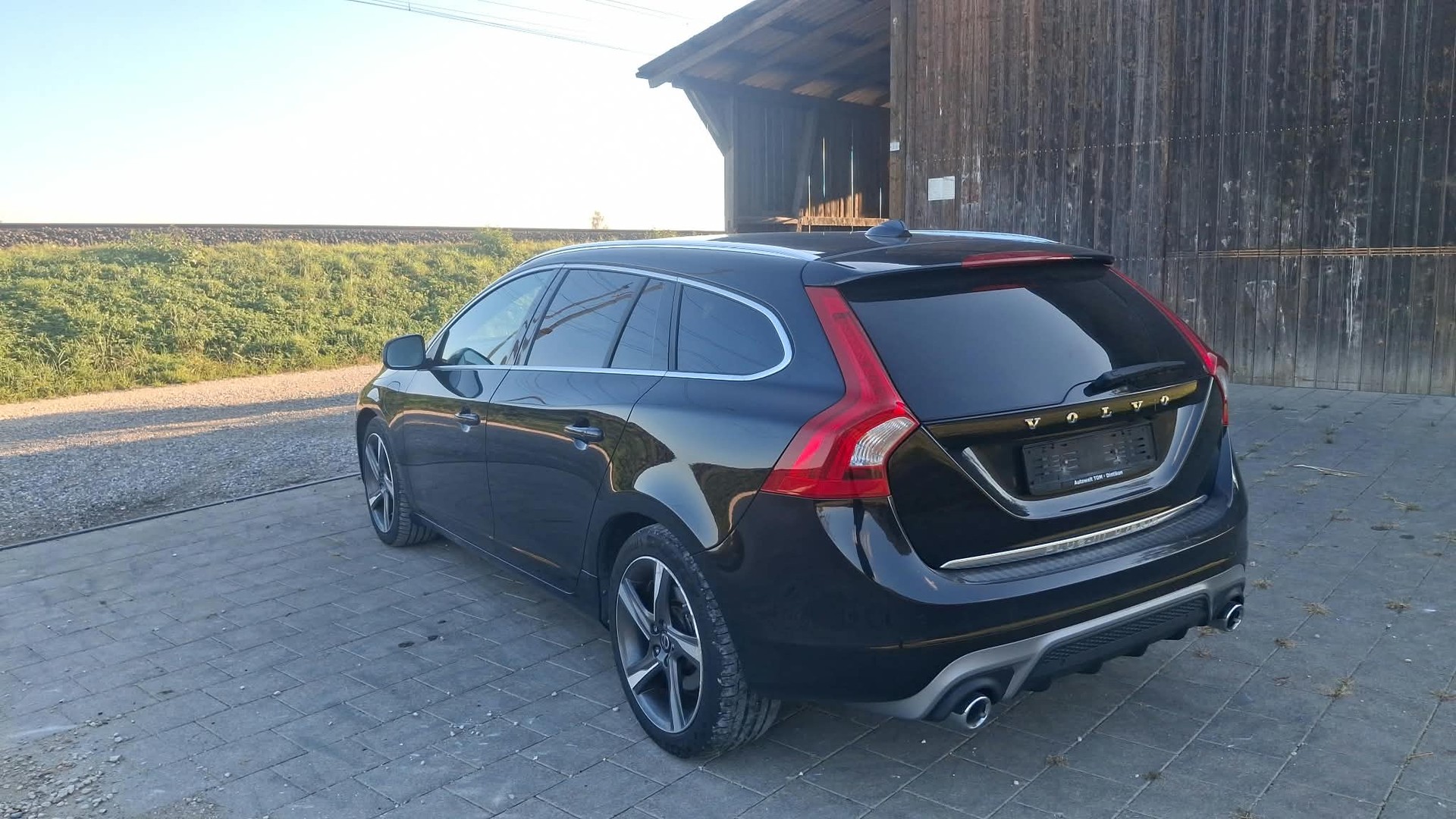 VOLVO V60 D6 AWD Plug-in Hybrid Momentum R-Design-image-7