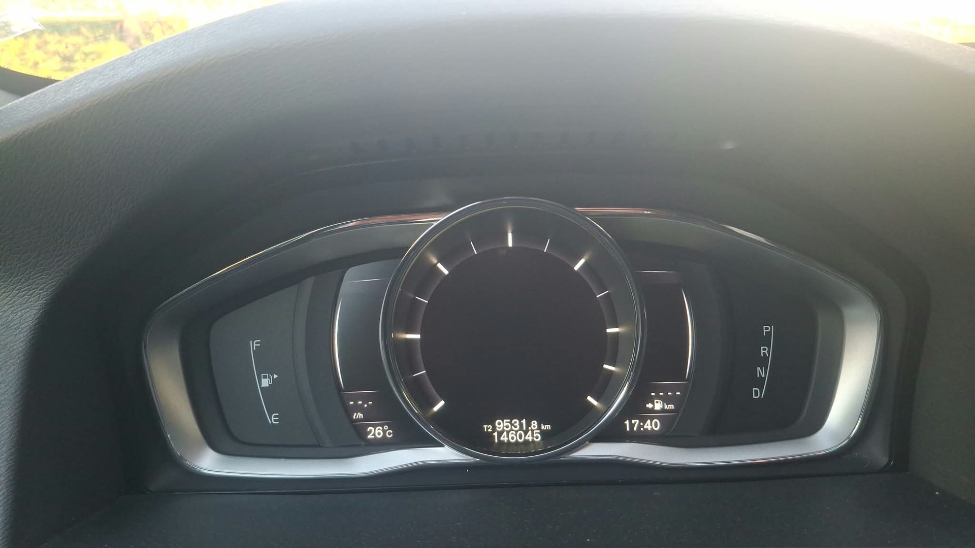 VOLVO V60 D6 AWD Plug-in Hybrid Momentum R-Design-image-9
