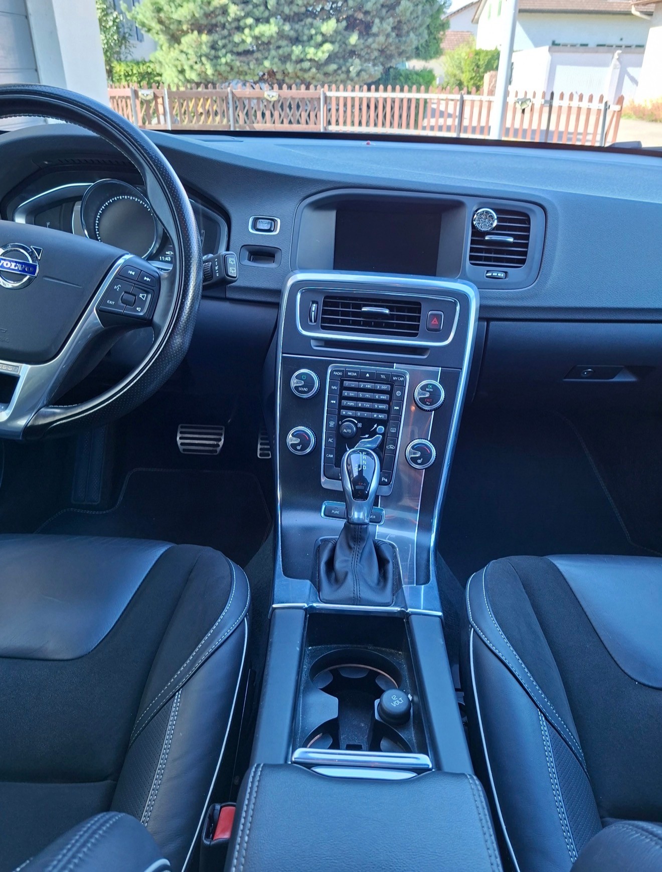 VOLVO V60 D6 AWD Plug-in Hybrid Momentum R-Design-image-12