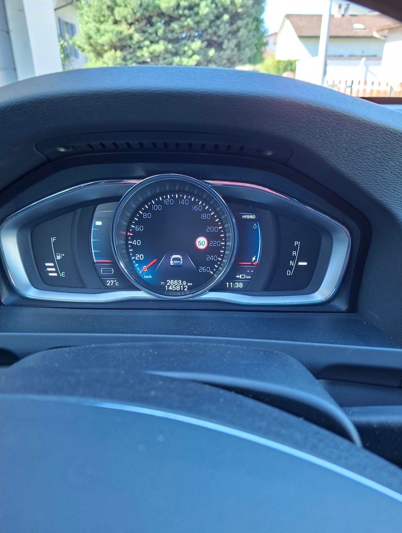 VOLVO V60 D6 AWD Plug-in Hybrid Momentum R-Design-image-13