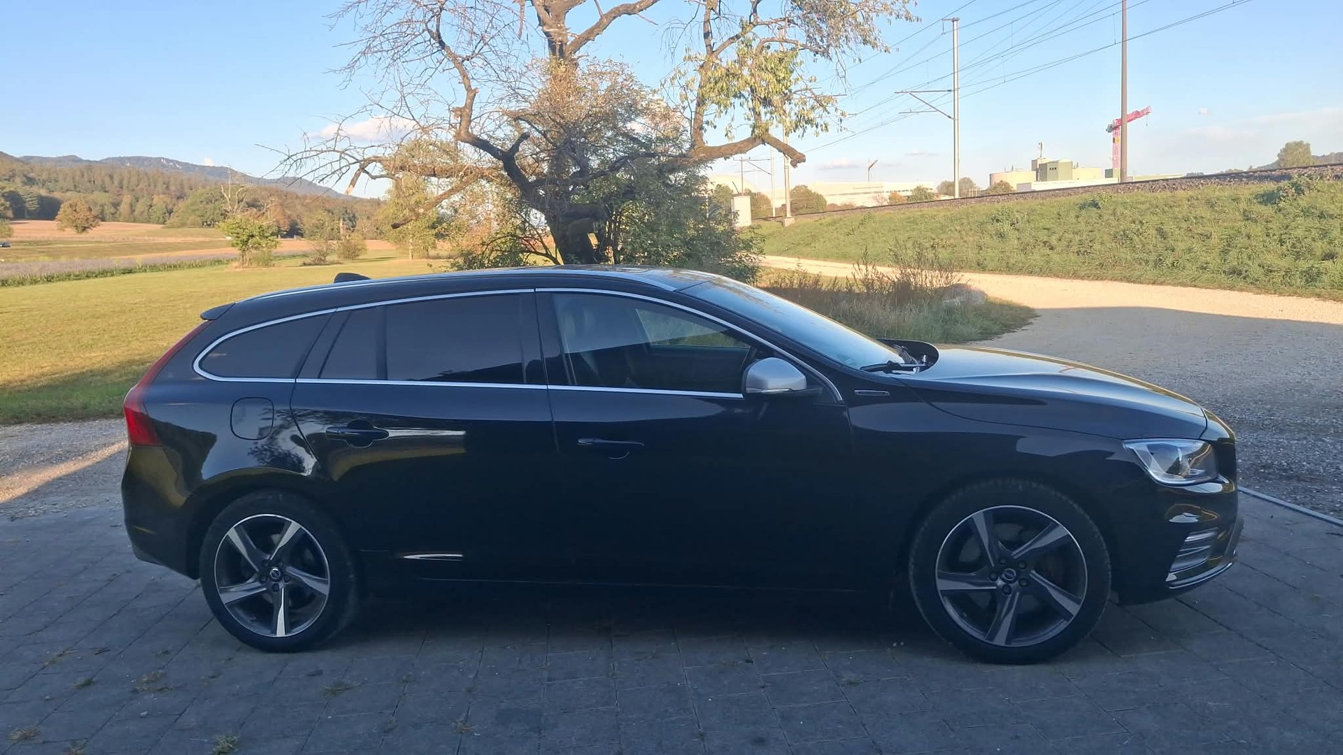 VOLVO V60 D6 AWD Plug-in Hybrid Momentum R-Design-image-2