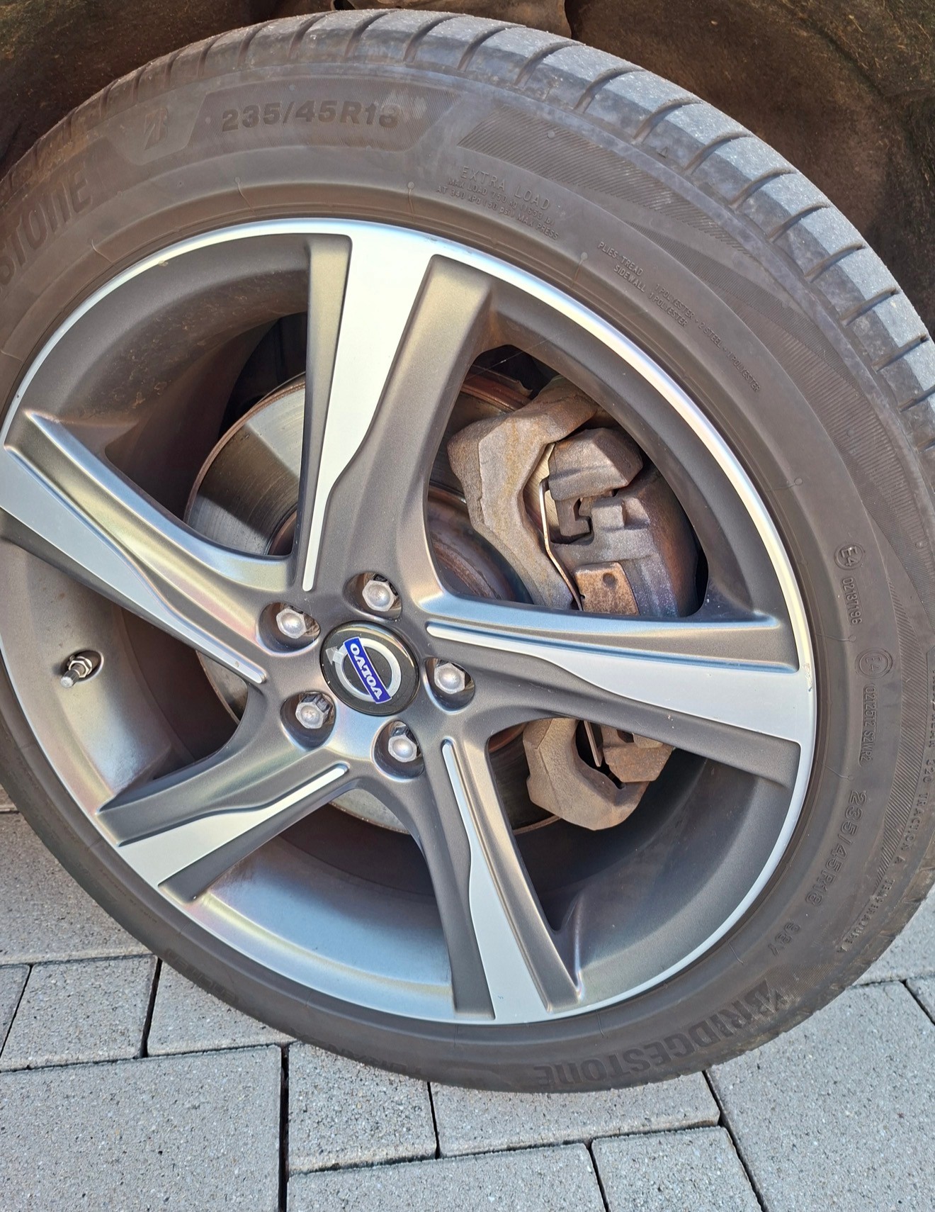 VOLVO V60 D6 AWD Plug-in Hybrid Momentum R-Design-image-15