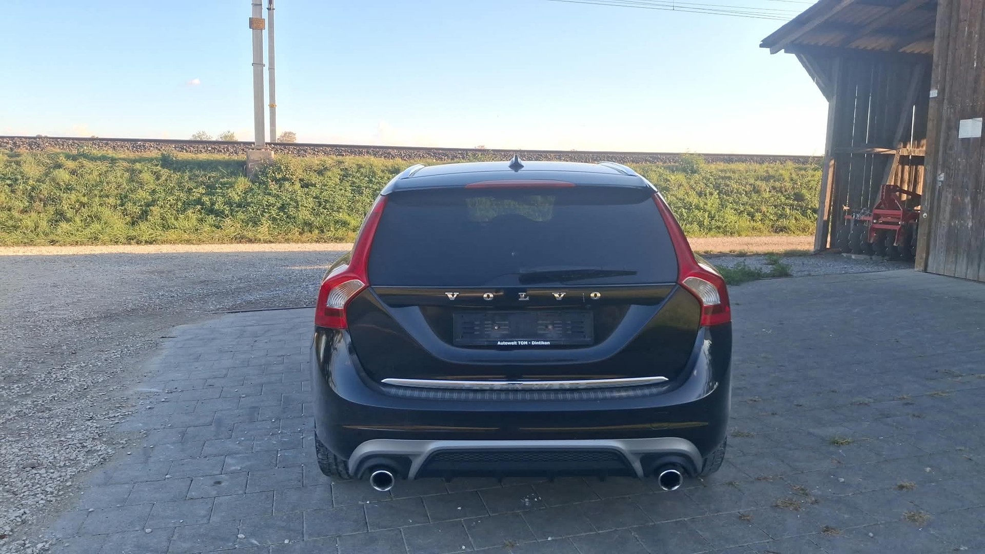 VOLVO V60 D6 AWD Plug-in Hybrid Momentum R-Design-image-5