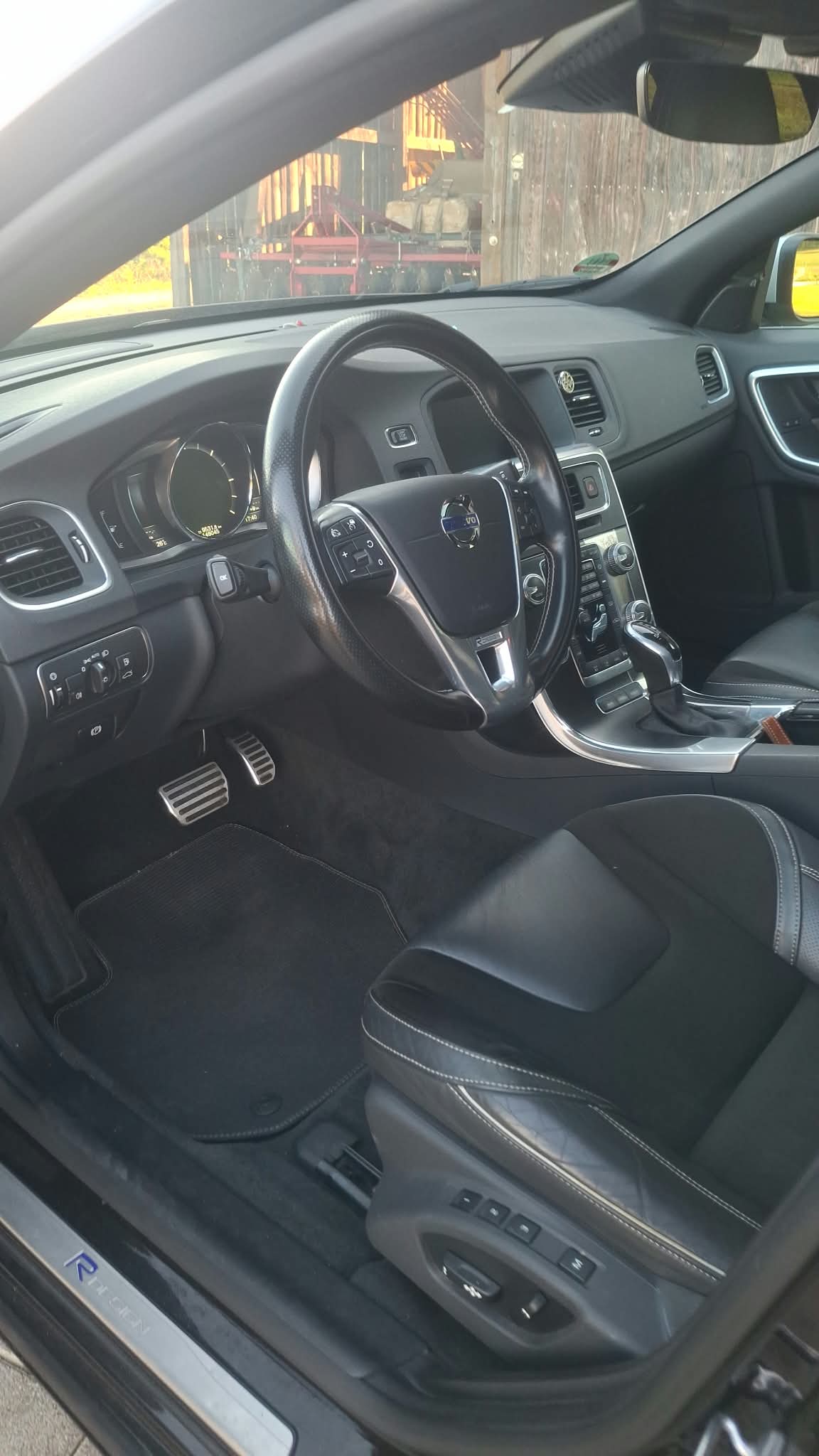 VOLVO V60 D6 AWD Plug-in Hybrid Momentum R-Design-image-10