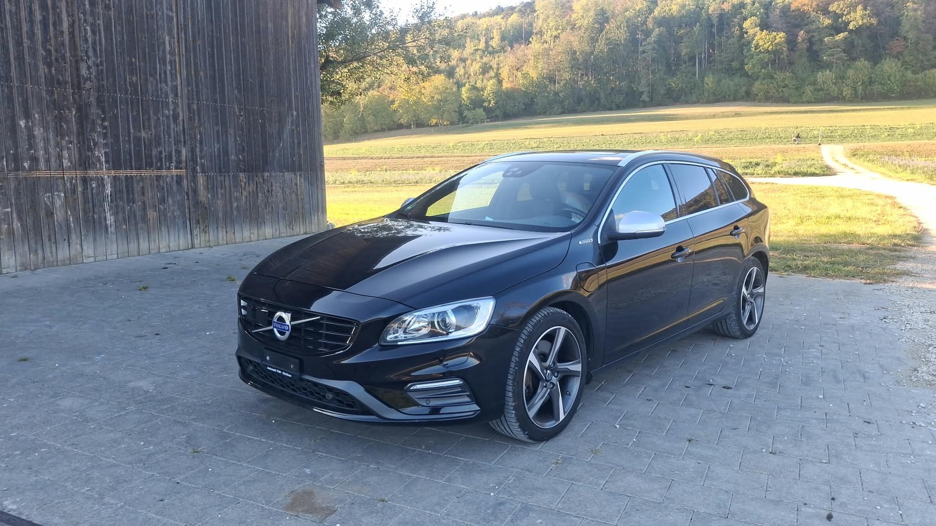 VOLVO V60 D6 AWD Plug-in Hybrid Momentum R-Design-image-0