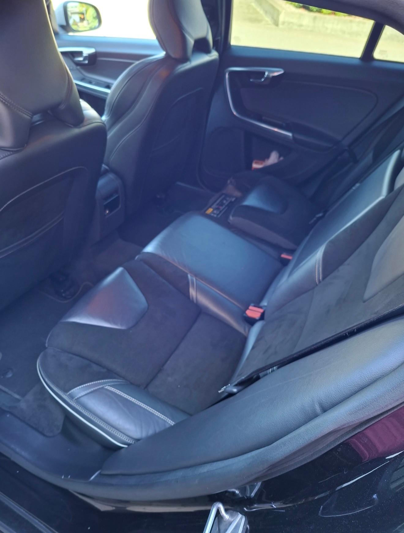 VOLVO V60 D6 AWD Plug-in Hybrid Momentum R-Design-image-14