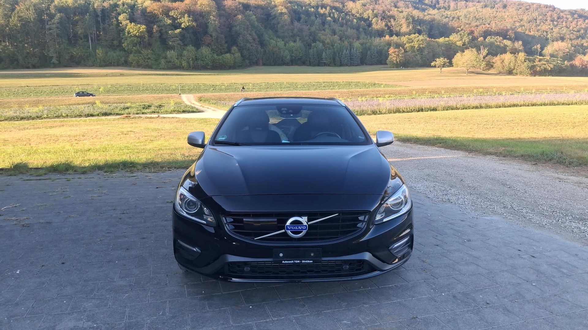 VOLVO V60 D6 AWD Plug-in Hybrid Momentum R-Design-image-1