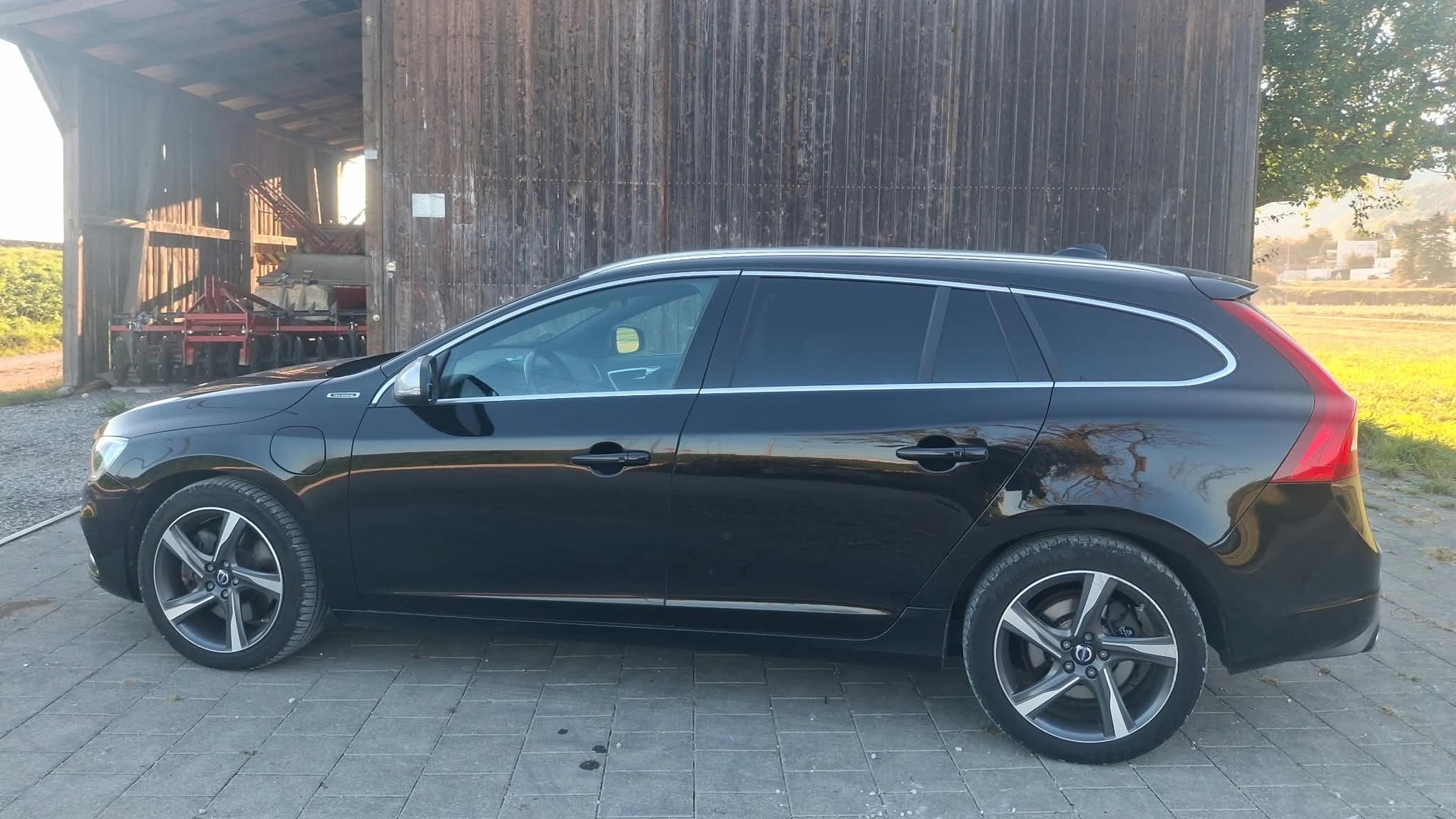 VOLVO V60 D6 AWD Plug-in Hybrid Momentum R-Design-image-8