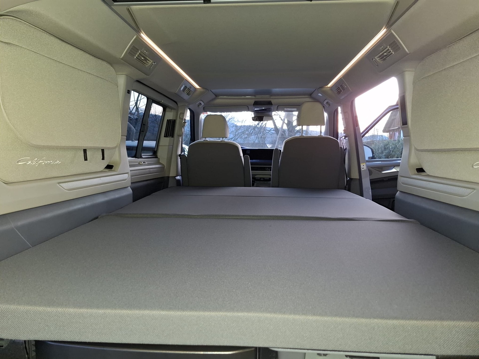VW California 2.0 TSI Beach Camper Liberty-image-11