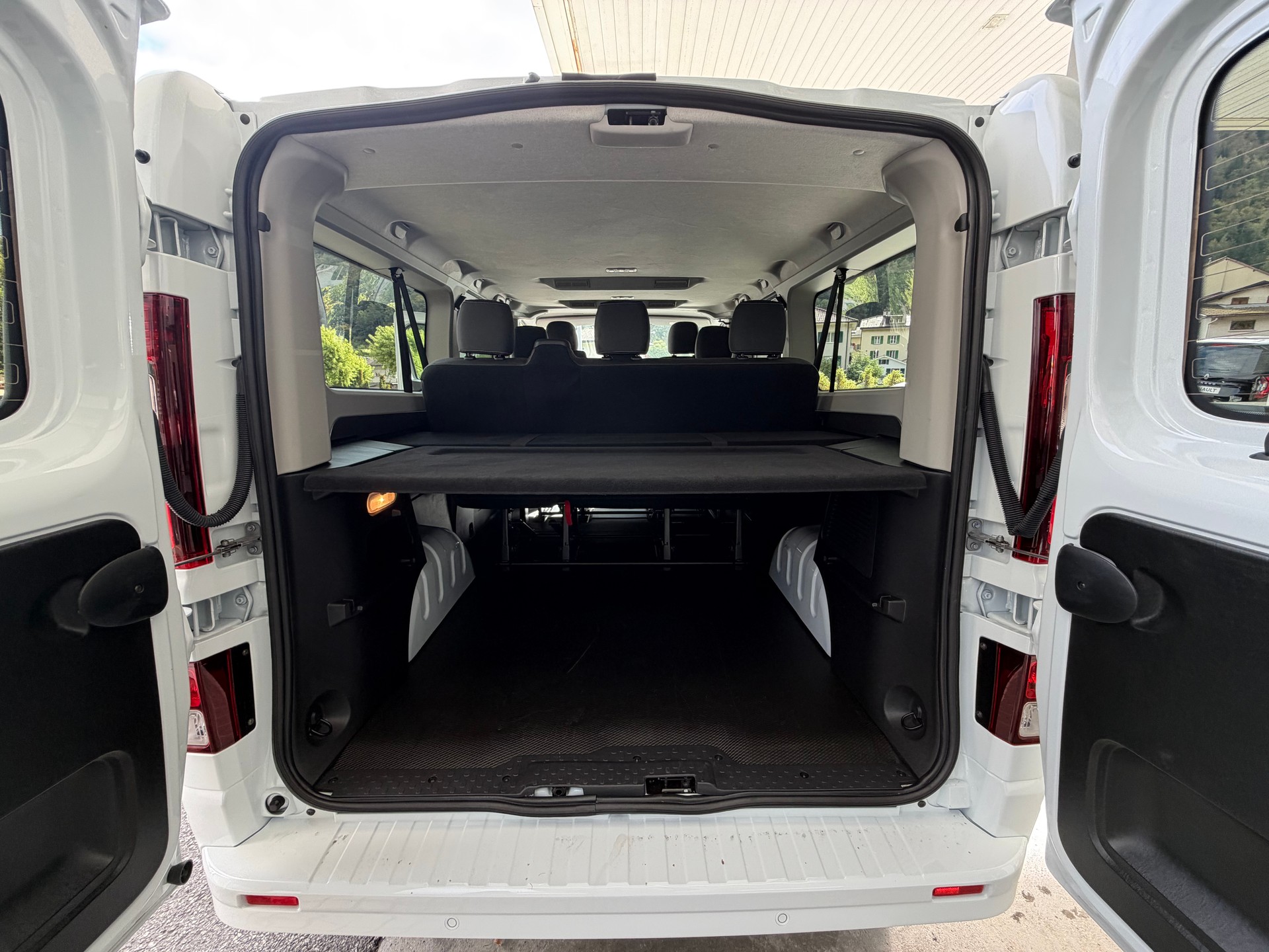 RENAULT Passenger 2.0 dCi Blue-image-8