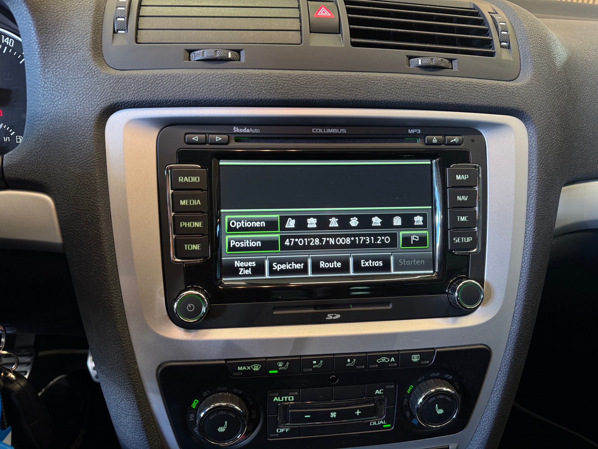 SKODA Octavia Scout 2.0 TDI 4x4-image-16