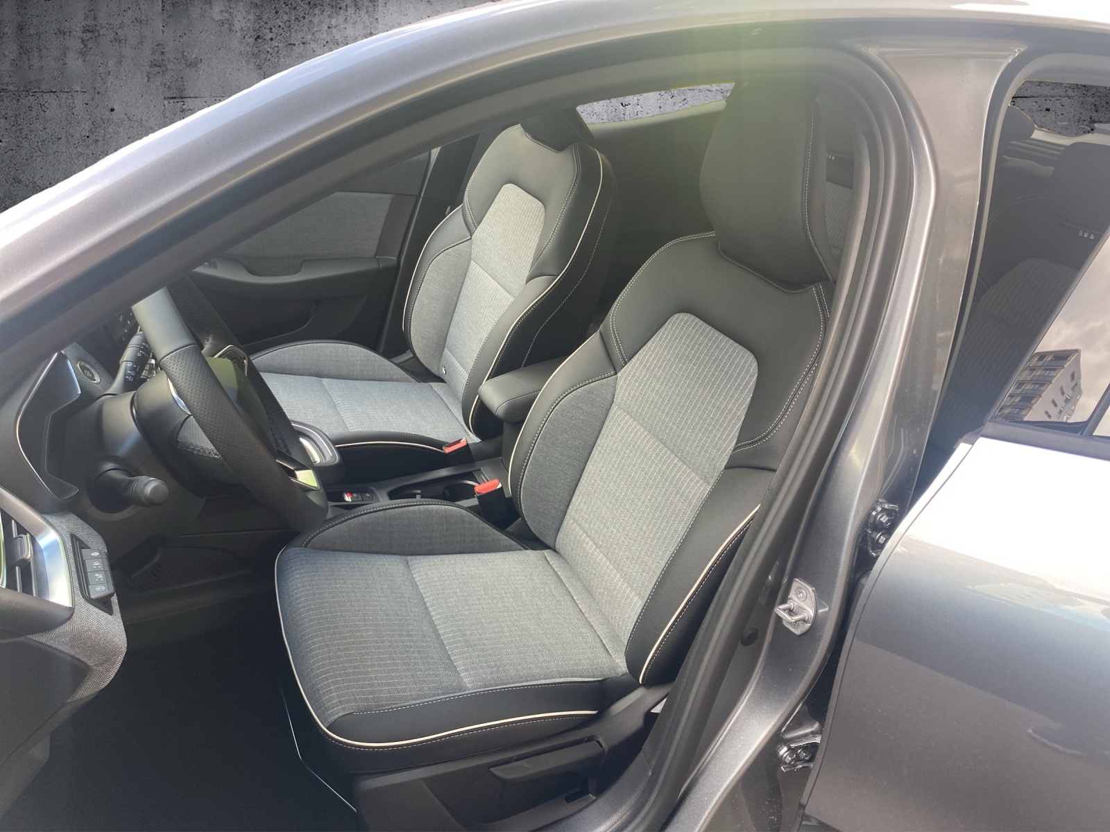 RENAULT Clio 1.6 E-Tech Techno-image-3