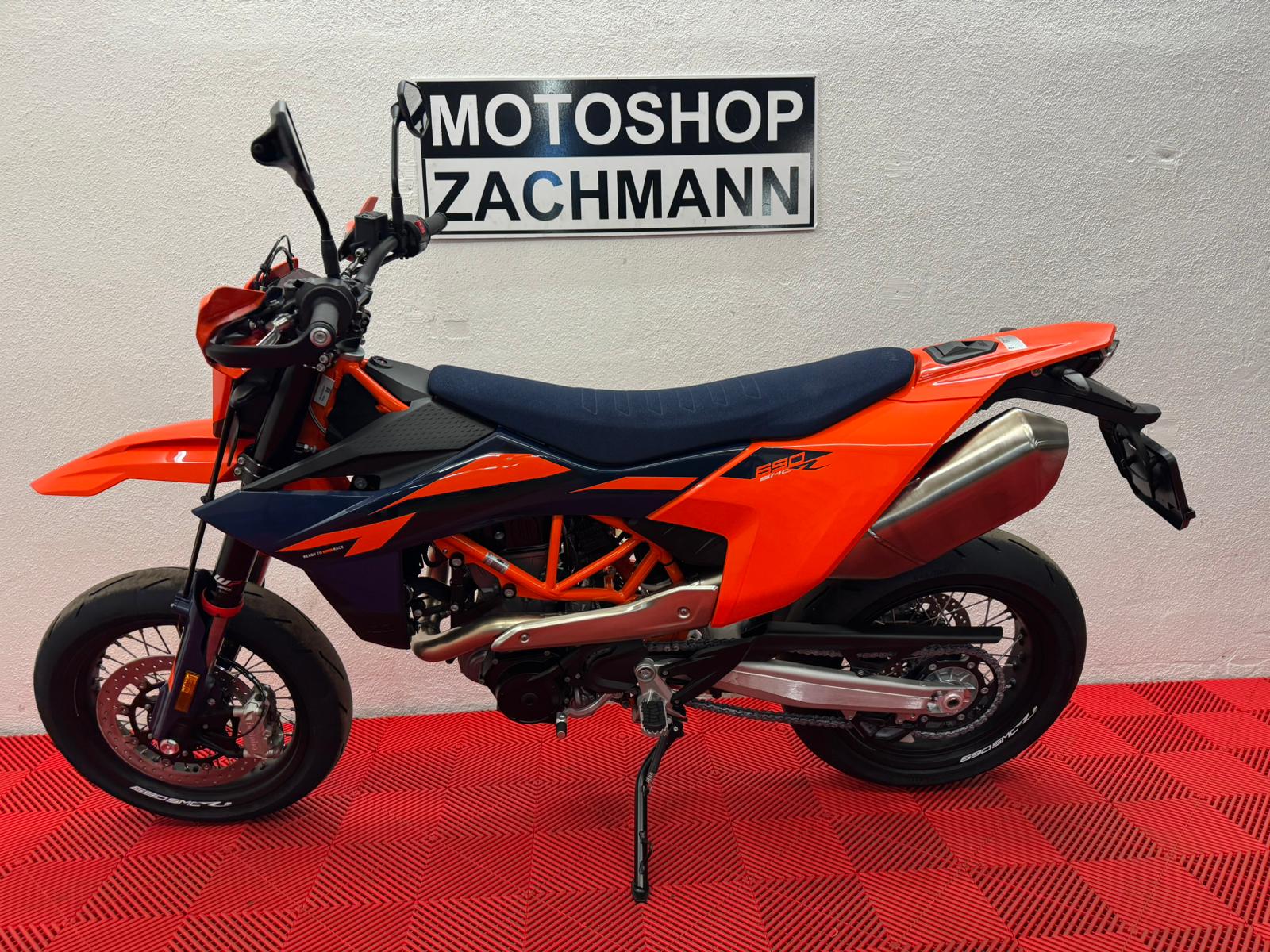 KTM 690 SMC R-showroom-element-3