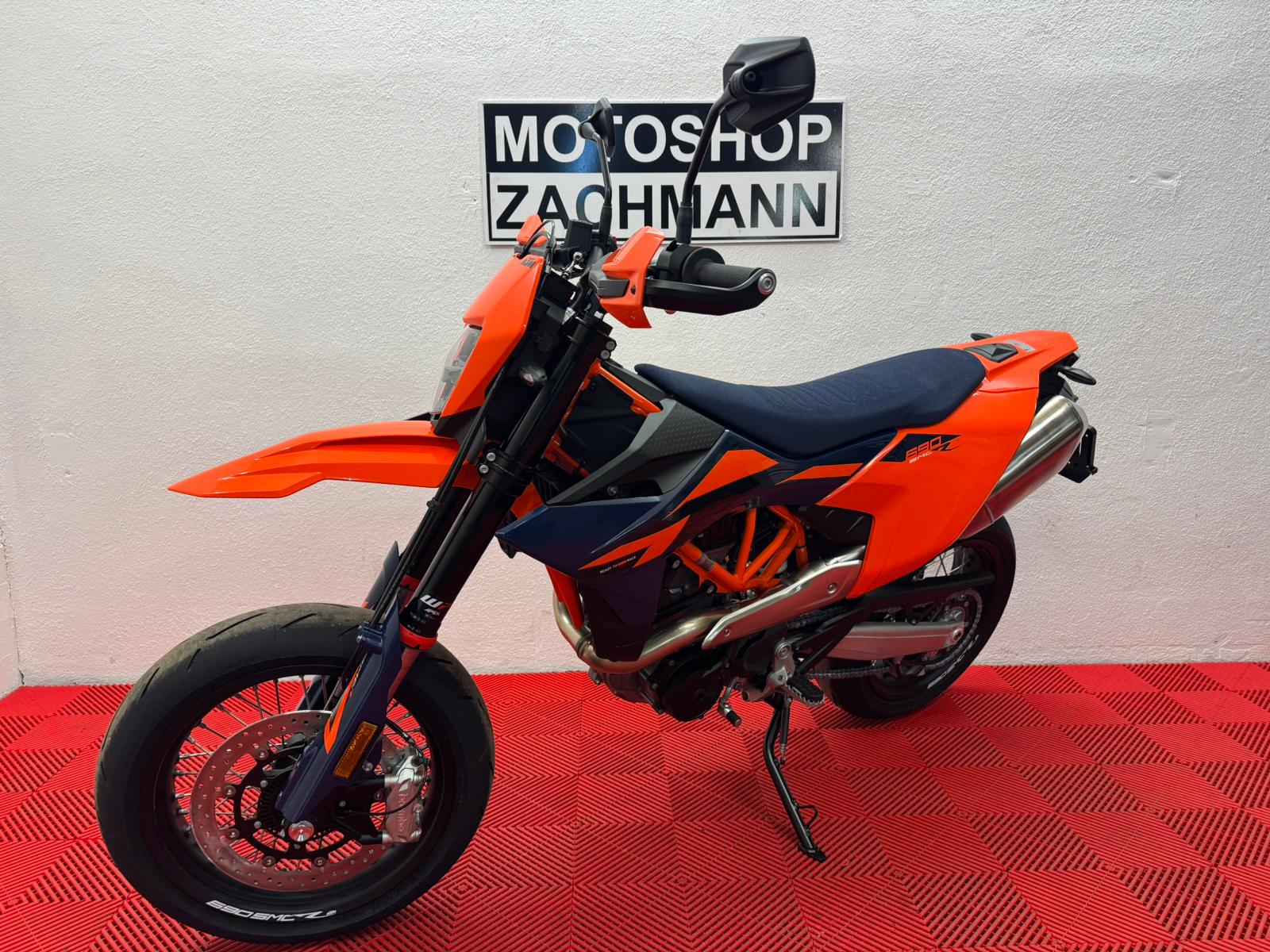 KTM 690 SMC R-showroom-element-2