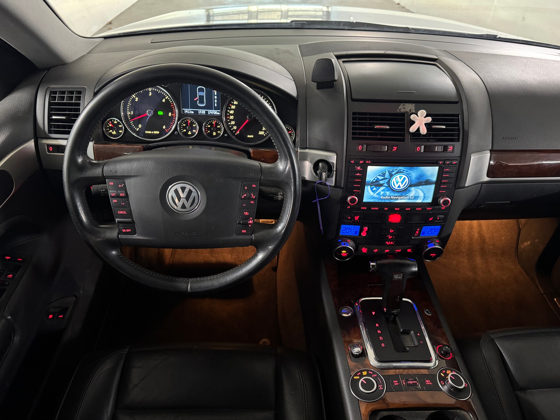VW Touareg 5.0 TDI V10 Automatic CH-Fahrzeug-image-12