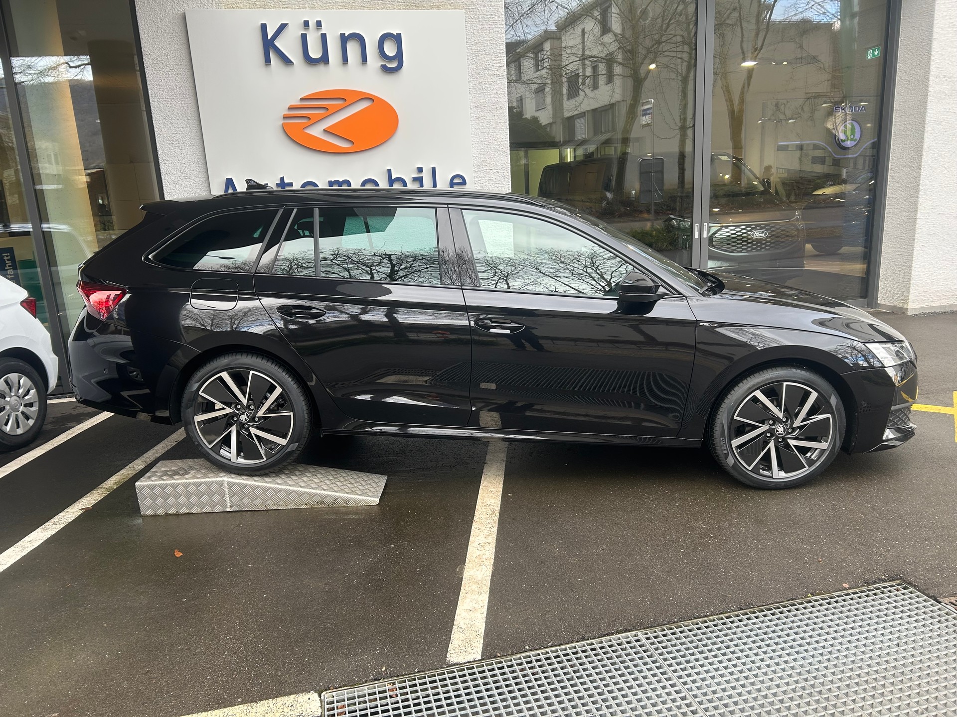 SKODA Octavia Combi 2.0 TSI DSG Dynamic 4x4-image-1