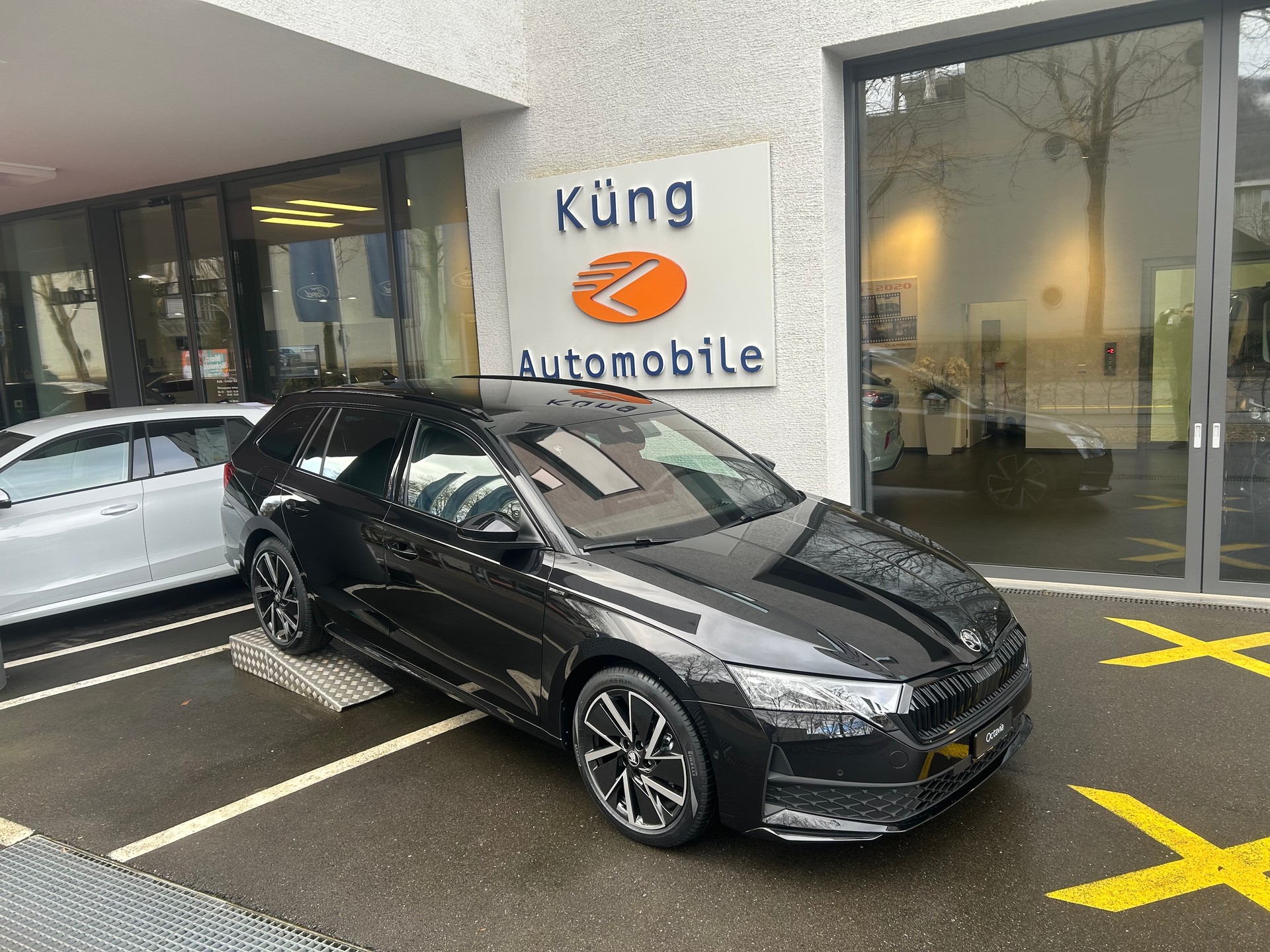 SKODA Octavia Combi 2.0 TSI DSG Dynamic 4x4-image-0