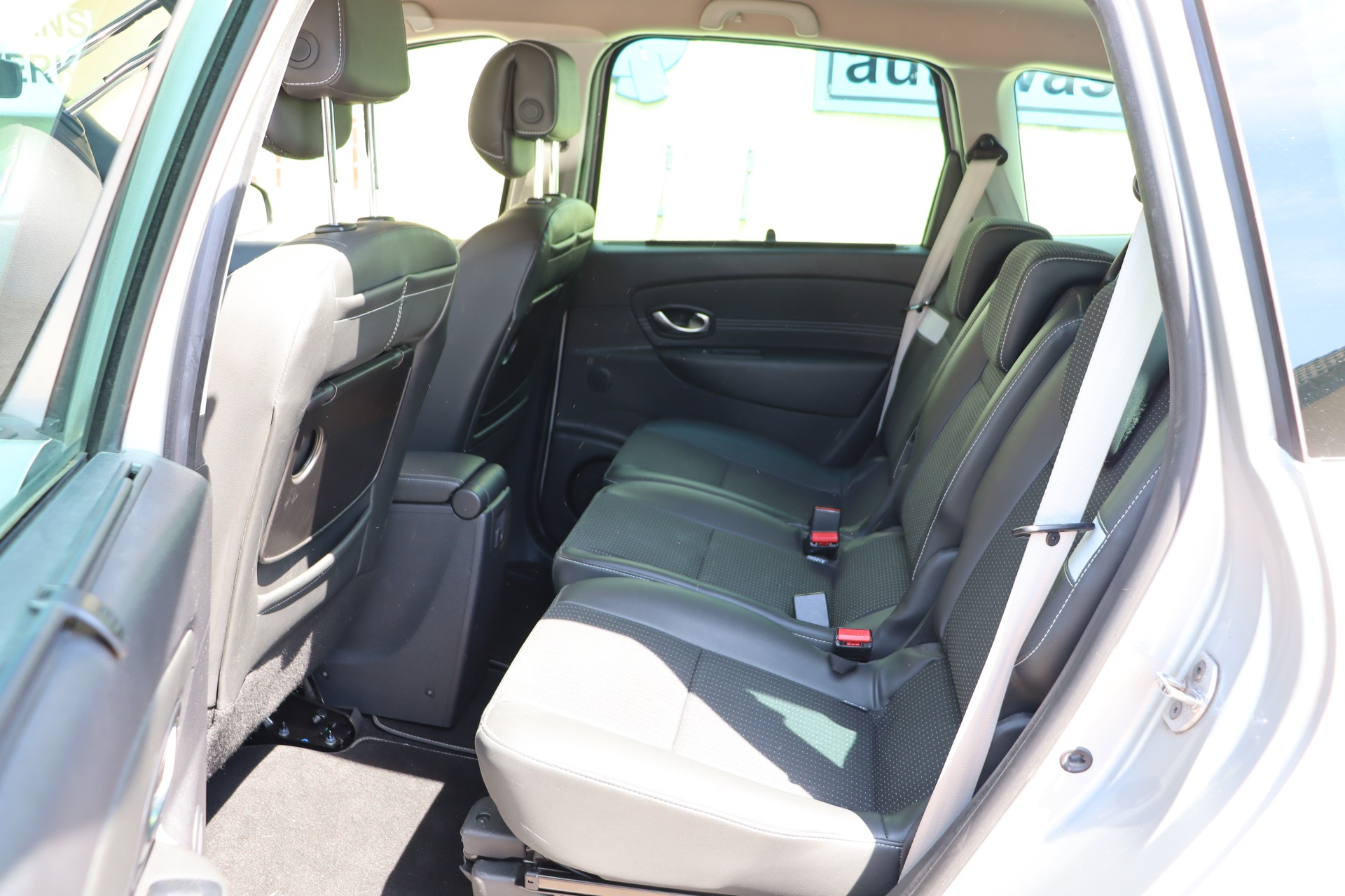 RENAULT Grand Scénic 1.4 16V Turbo Bose-image-12