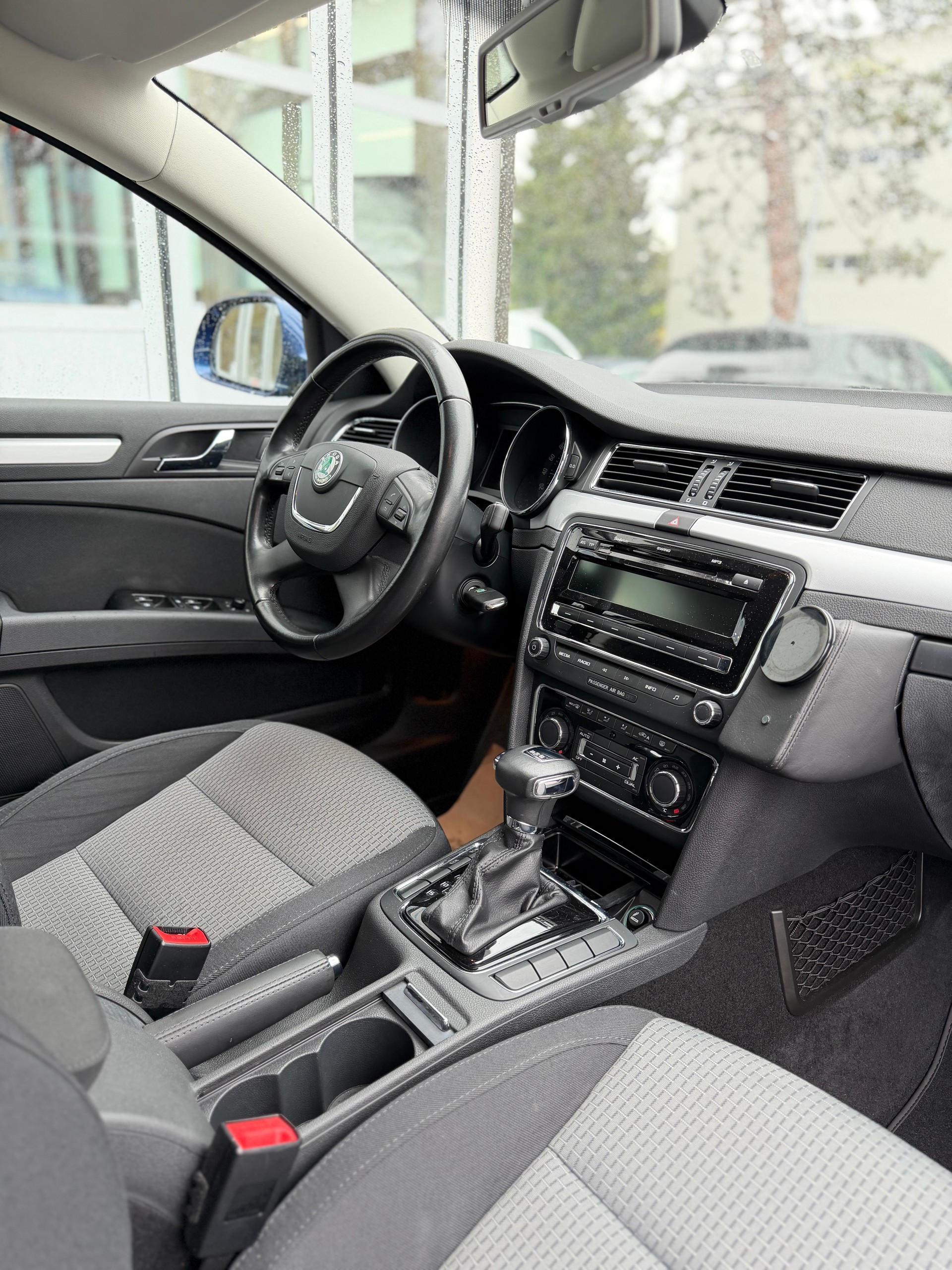 SKODA Superb Combi 1.8 TSI Ambition DSG-image-4