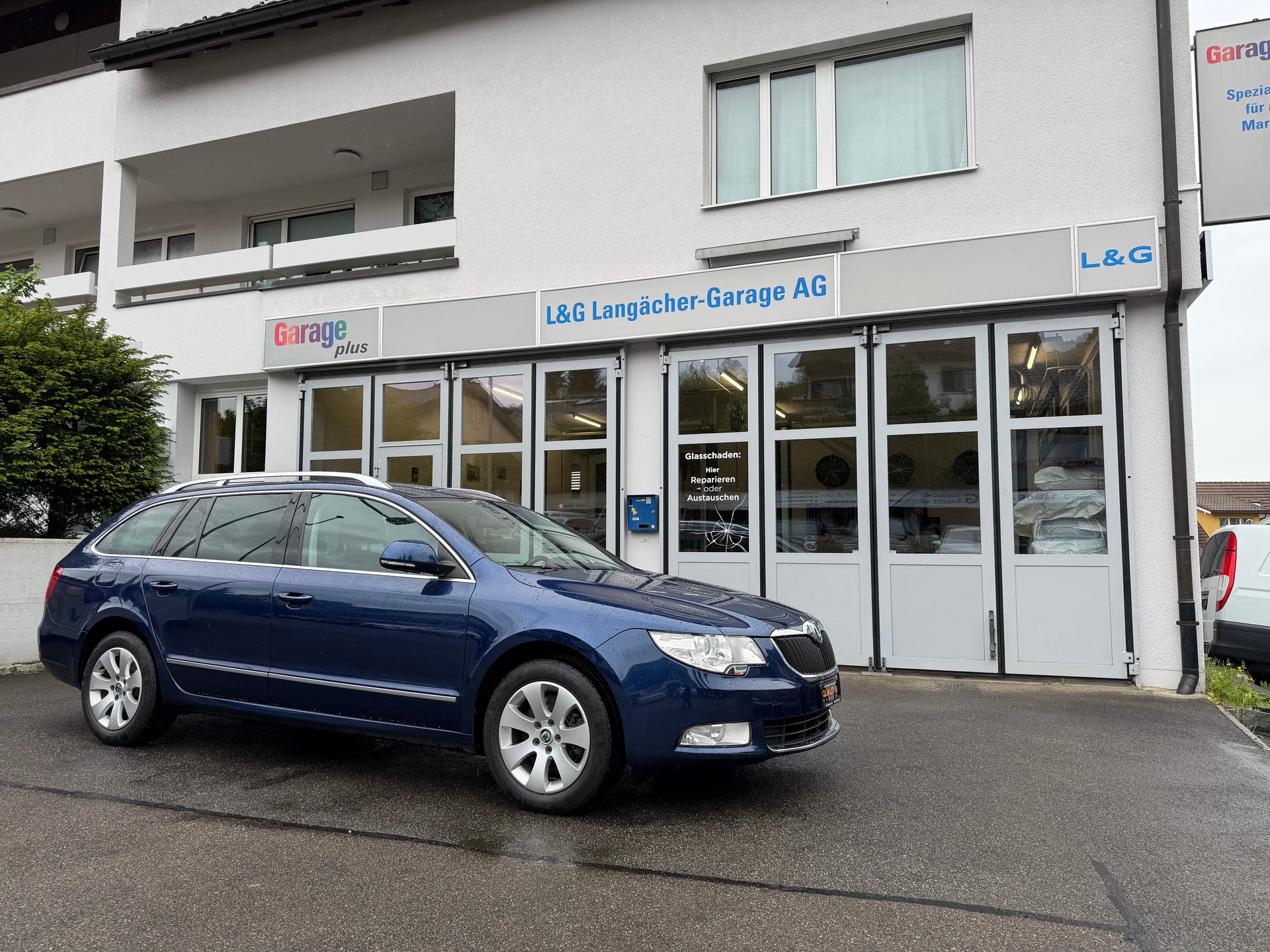 SKODA Superb Combi 1.8 TSI Ambition DSG-image-1