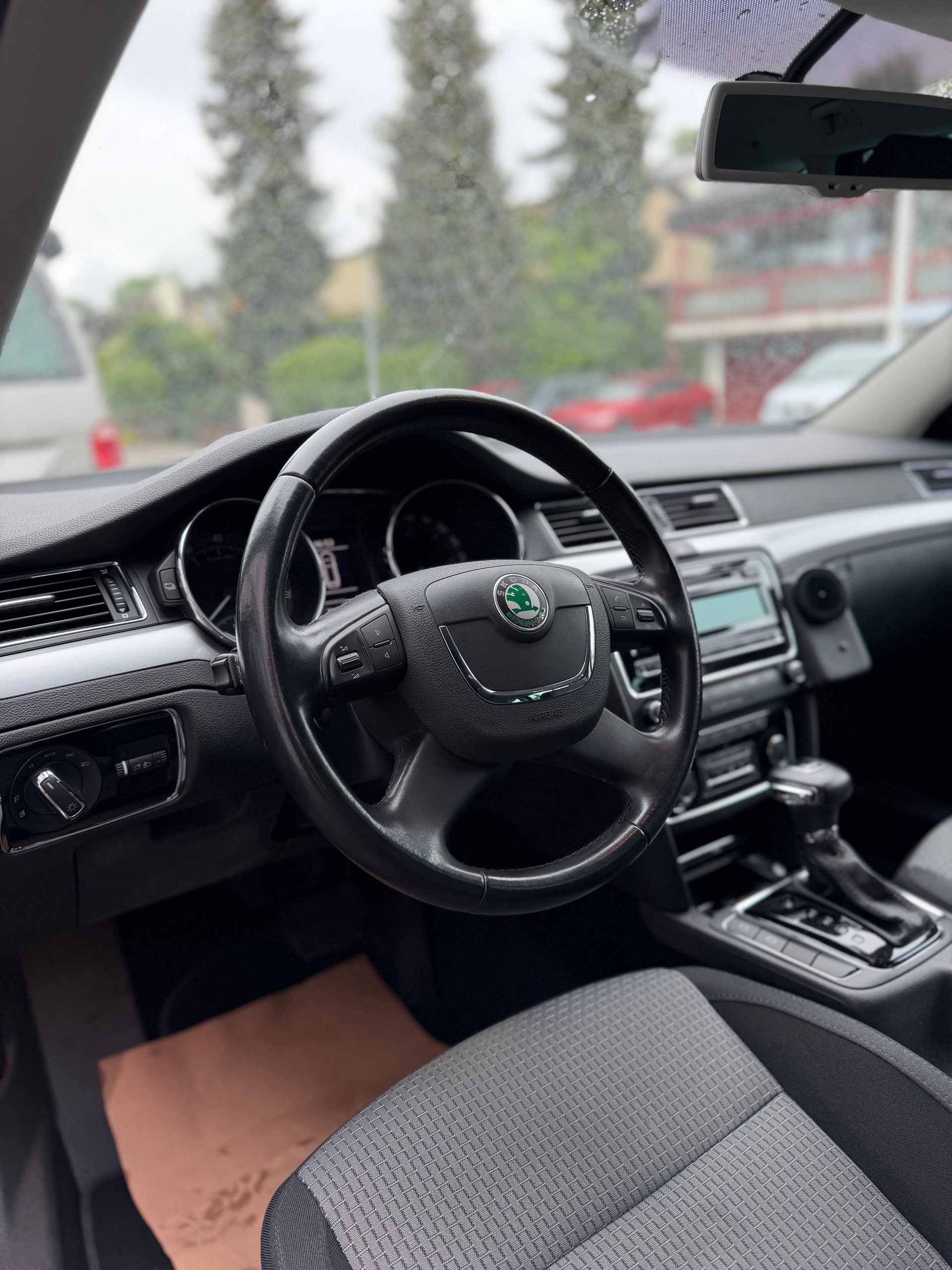 SKODA Superb Combi 1.8 TSI Ambition DSG-image-5