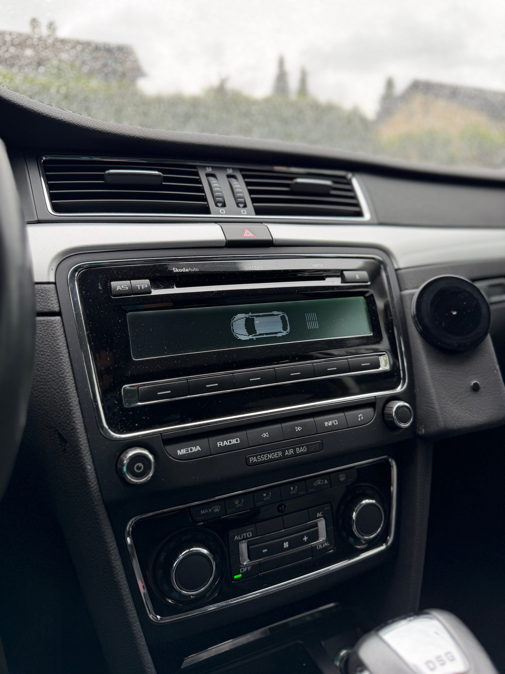 SKODA Superb Combi 1.8 TSI Ambition DSG-image-9