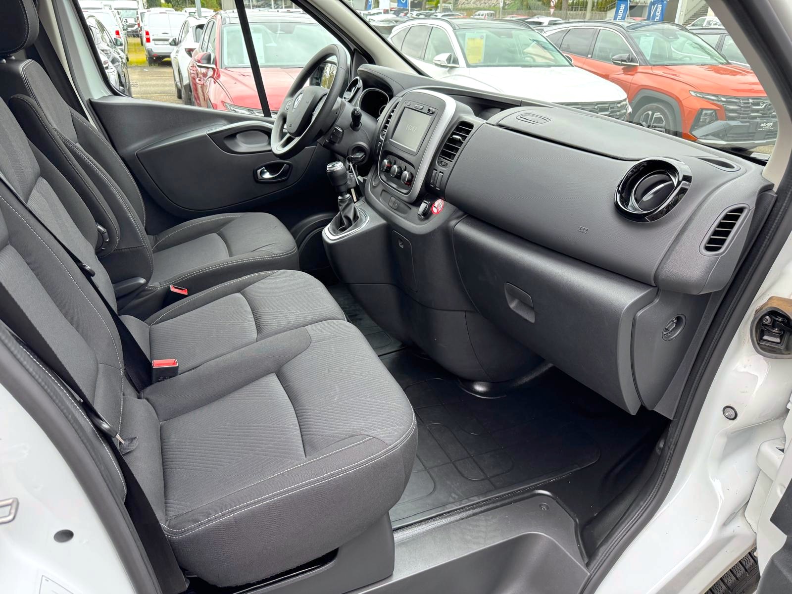 RENAULT Trafic 2.0 dCi 120 3.0t Business L1H1-image-5