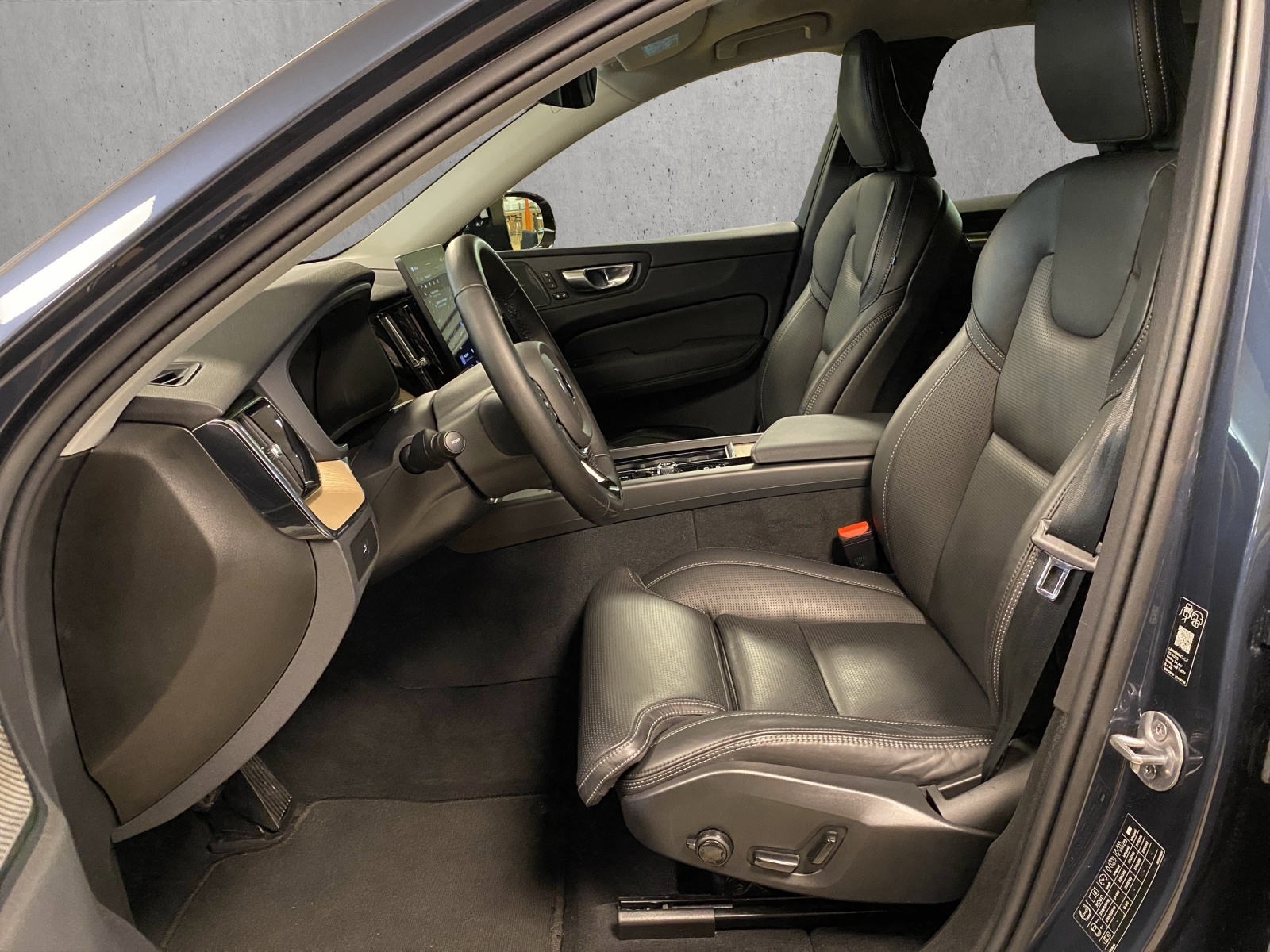 VOLVO XC60 B5 Benzin Mild Hybrid AWD Plus Dark Geartronic-image-7