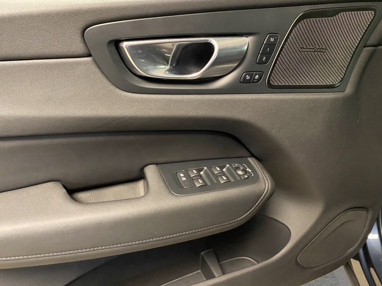 VOLVO XC60 B5 Benzin Mild Hybrid AWD Plus Dark Geartronic-image-8
